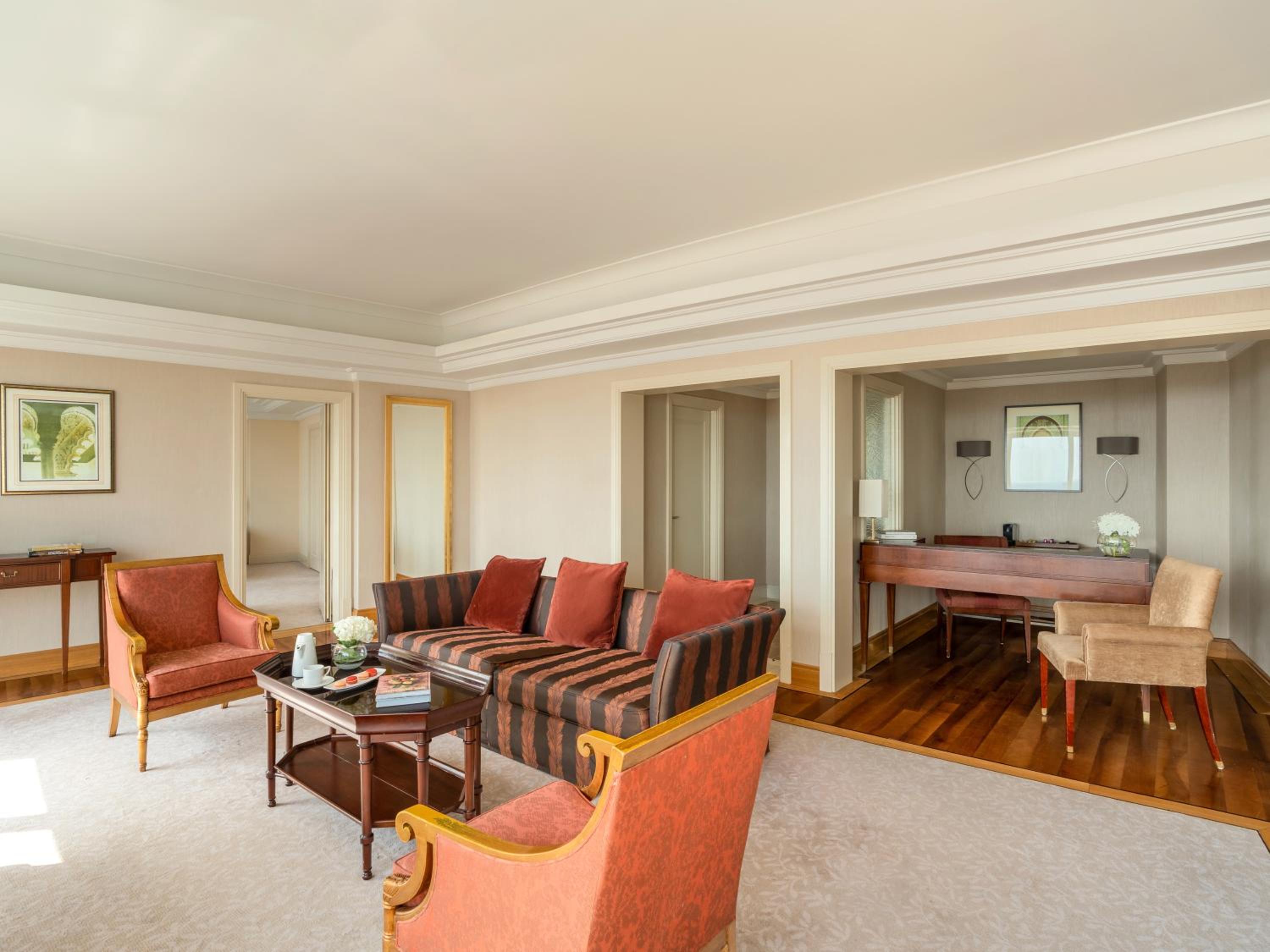 Executive Suite - Photo 3