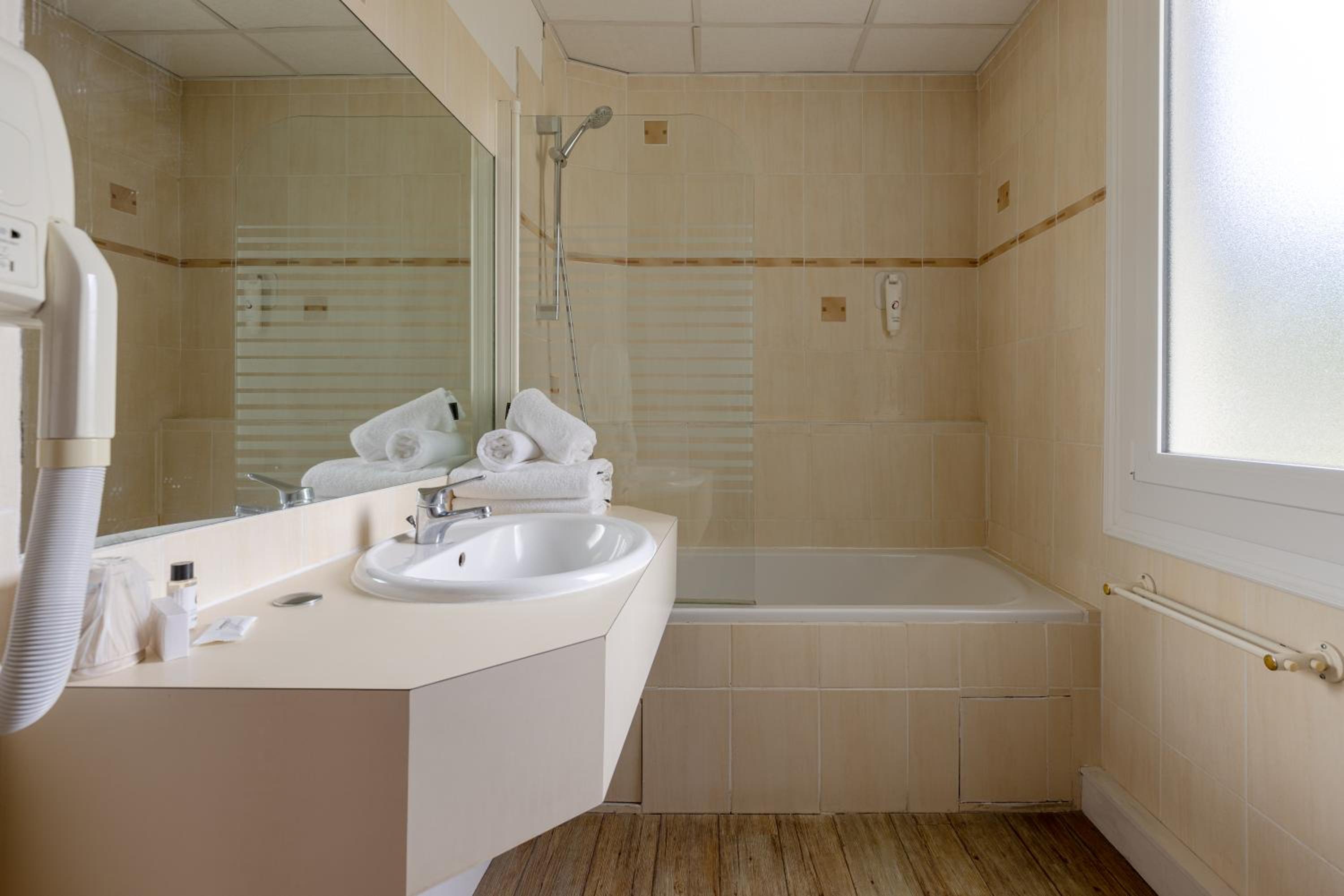 Comfort Double Room with Air Conditioning - Photo 11