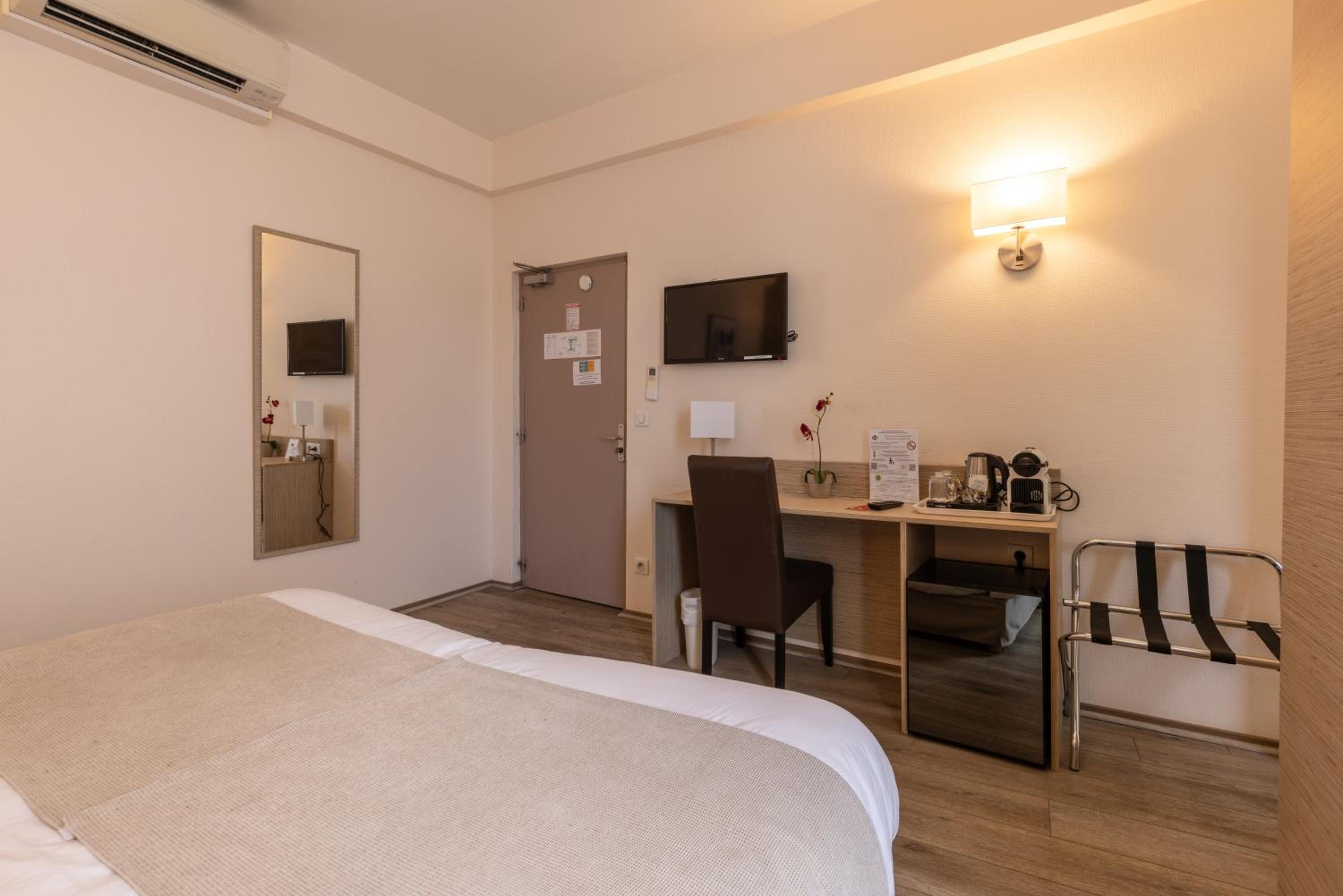 Comfort Double Room with Air Conditioning - Photo 10