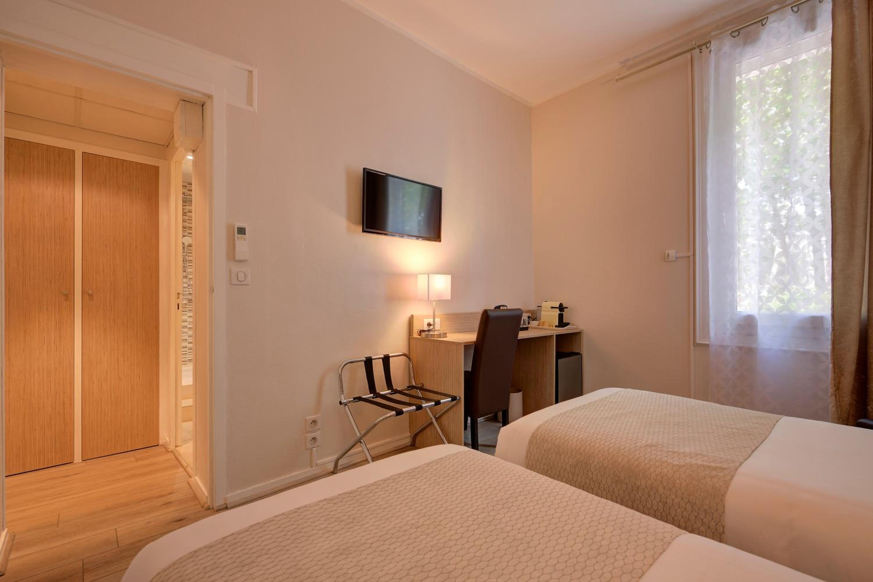 Comfort Double Room with Air Conditioning - Photo 16