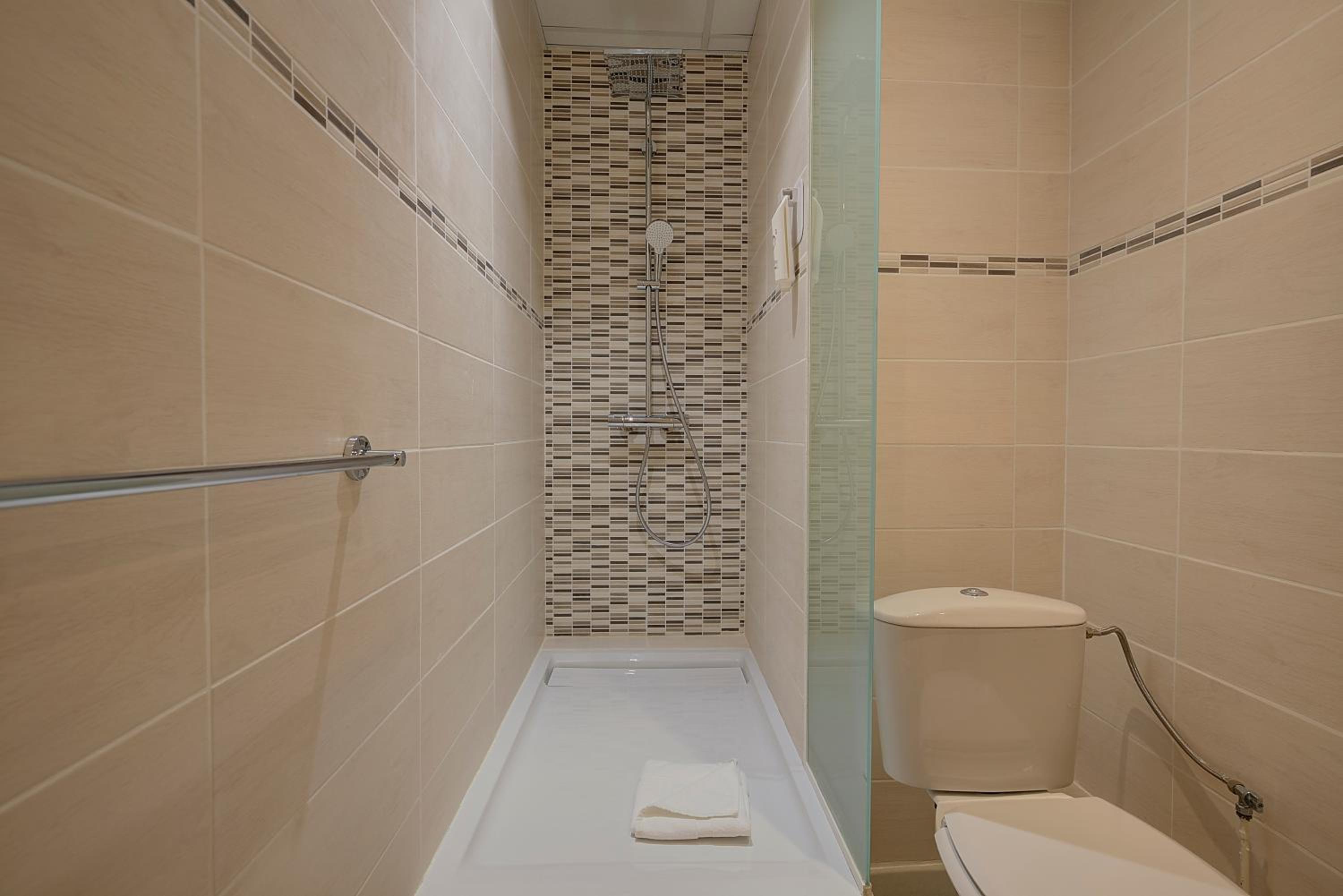 Comfort Double Room with Air Conditioning - Photo 17