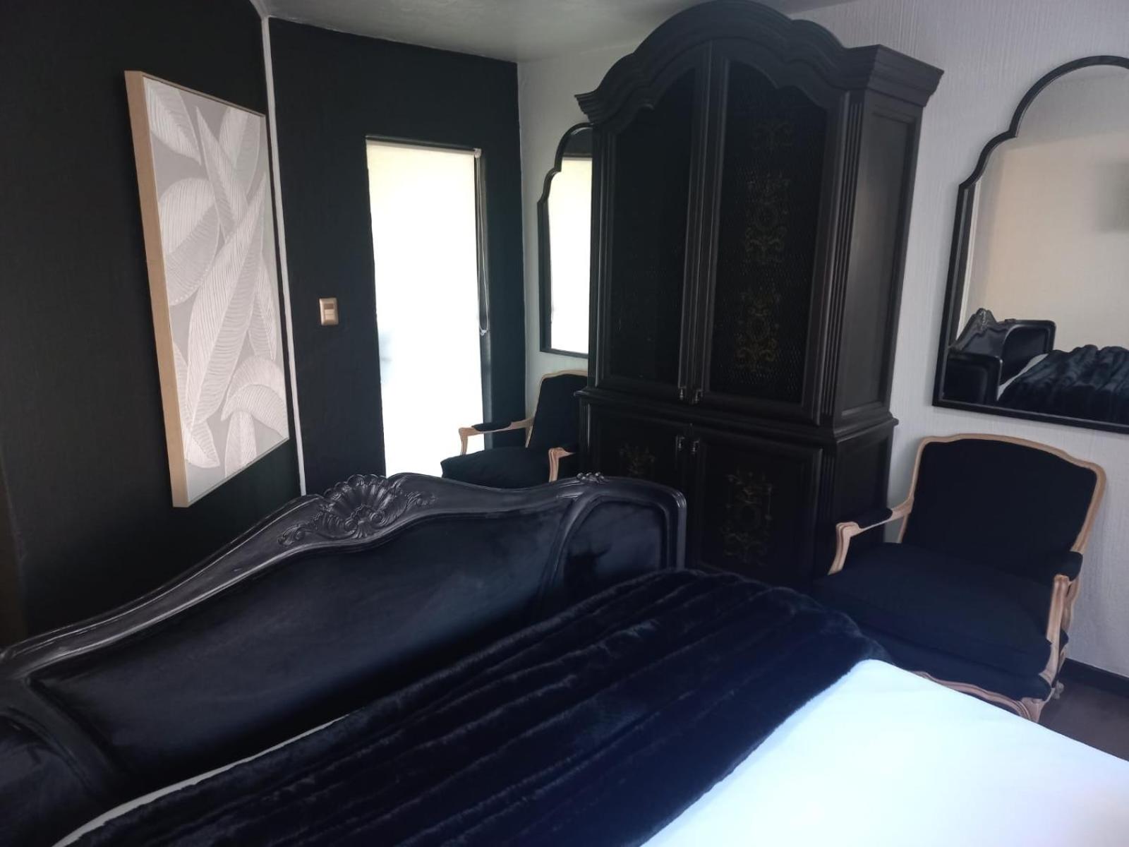Deluxe Queen Suite photo 2