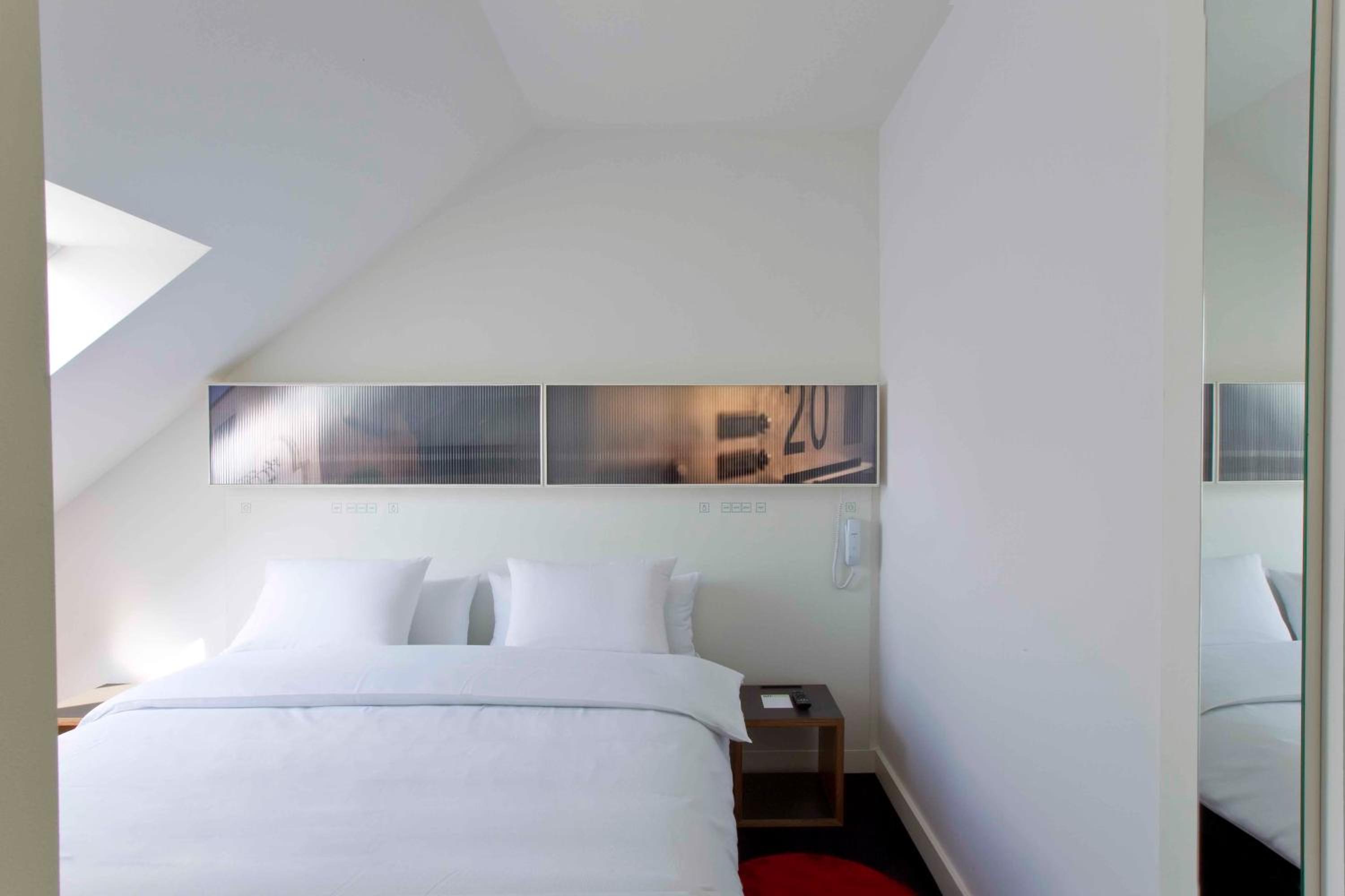 Standard Double Room thumbnail 5