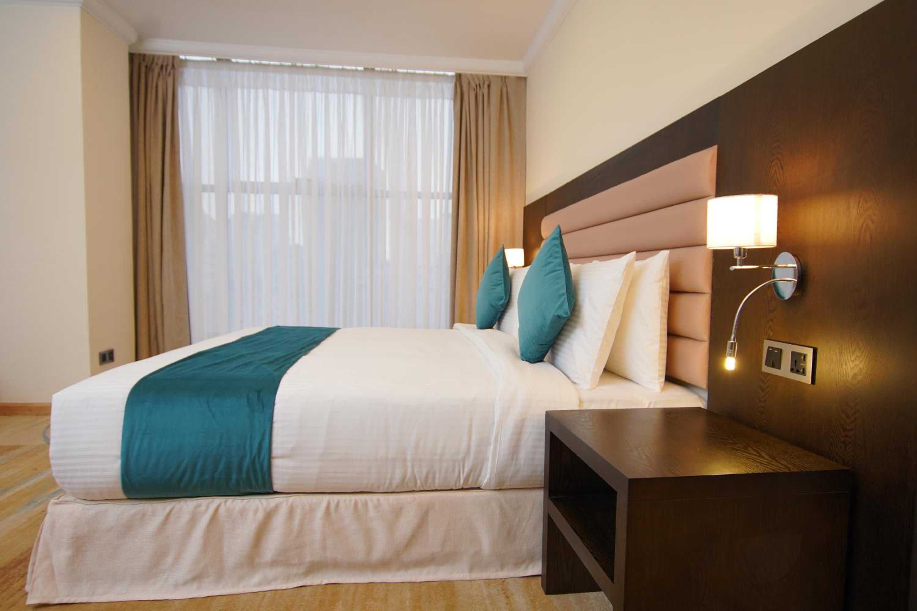 Superior King Room with Balcony - Photo 4