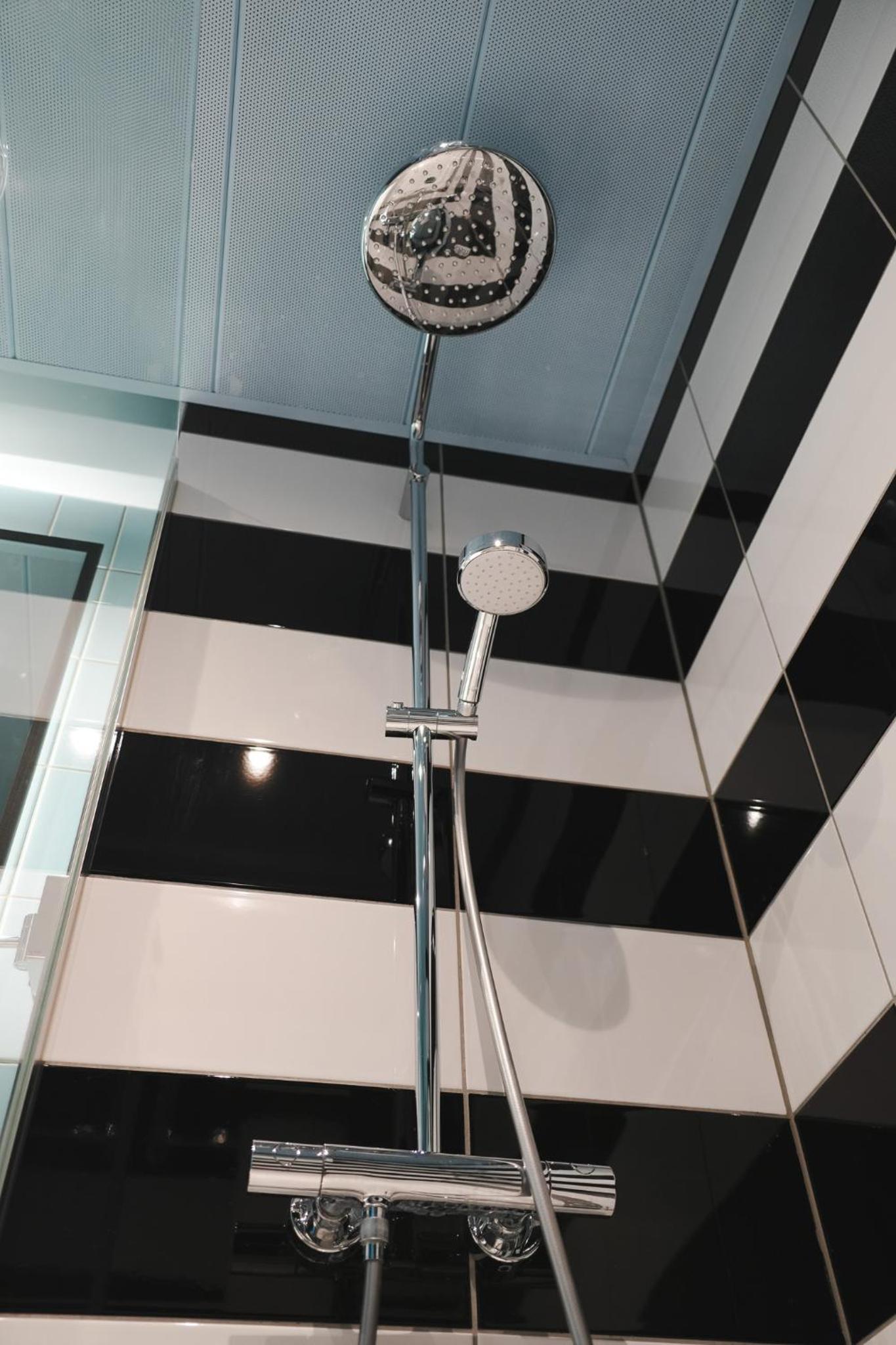 Double Room with Mobility Accessible Roll In Shower - Photo 4