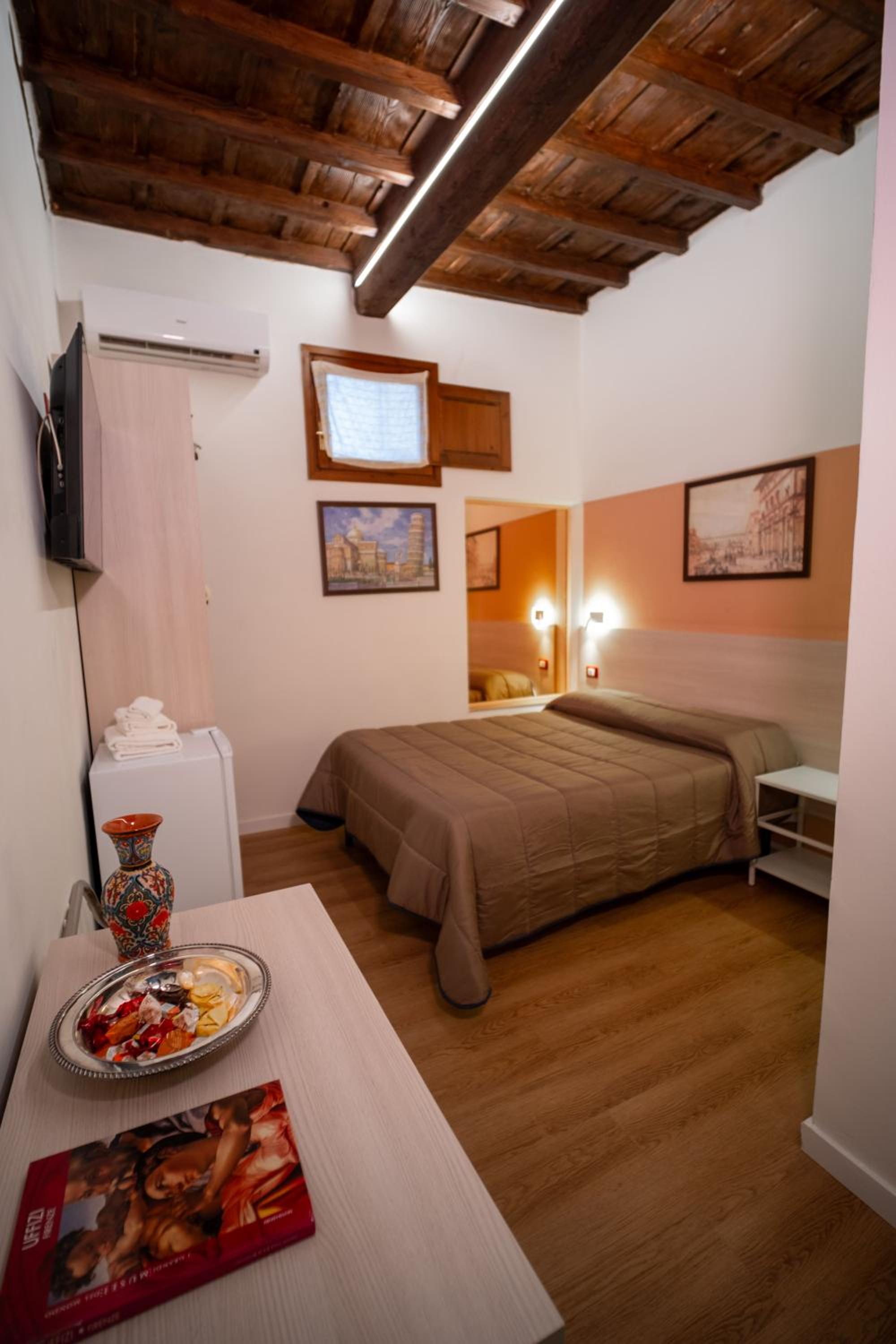 Double Room with Shared Bathroom photo 2