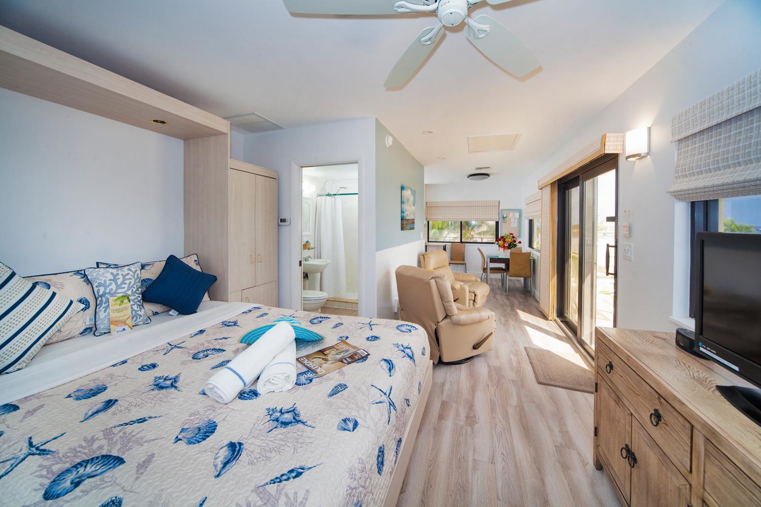 Studio Ocean Front with Patio - Stair access