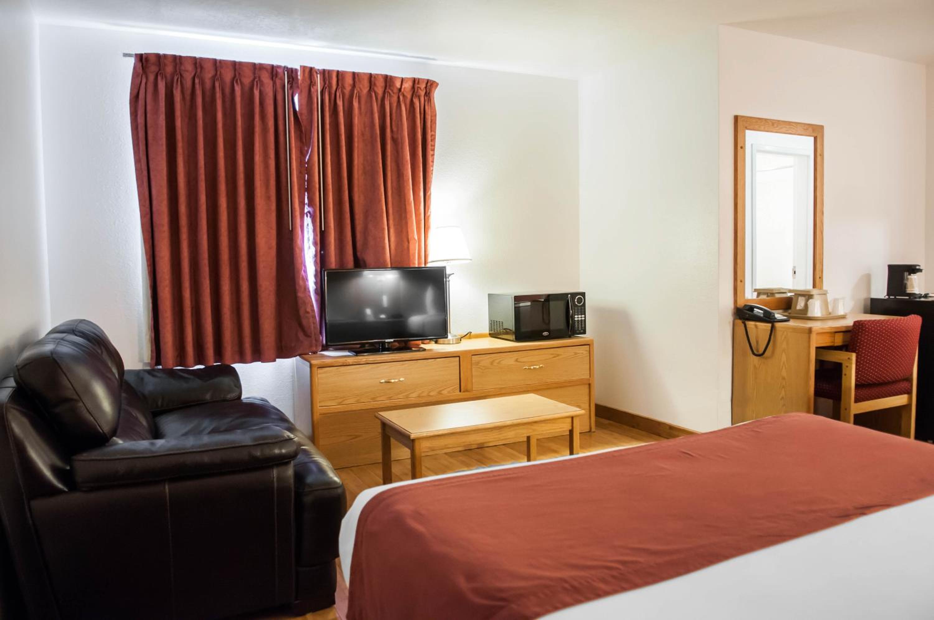 Queen Room with Two Queen Beds - Pet Friendly - Photo 3
