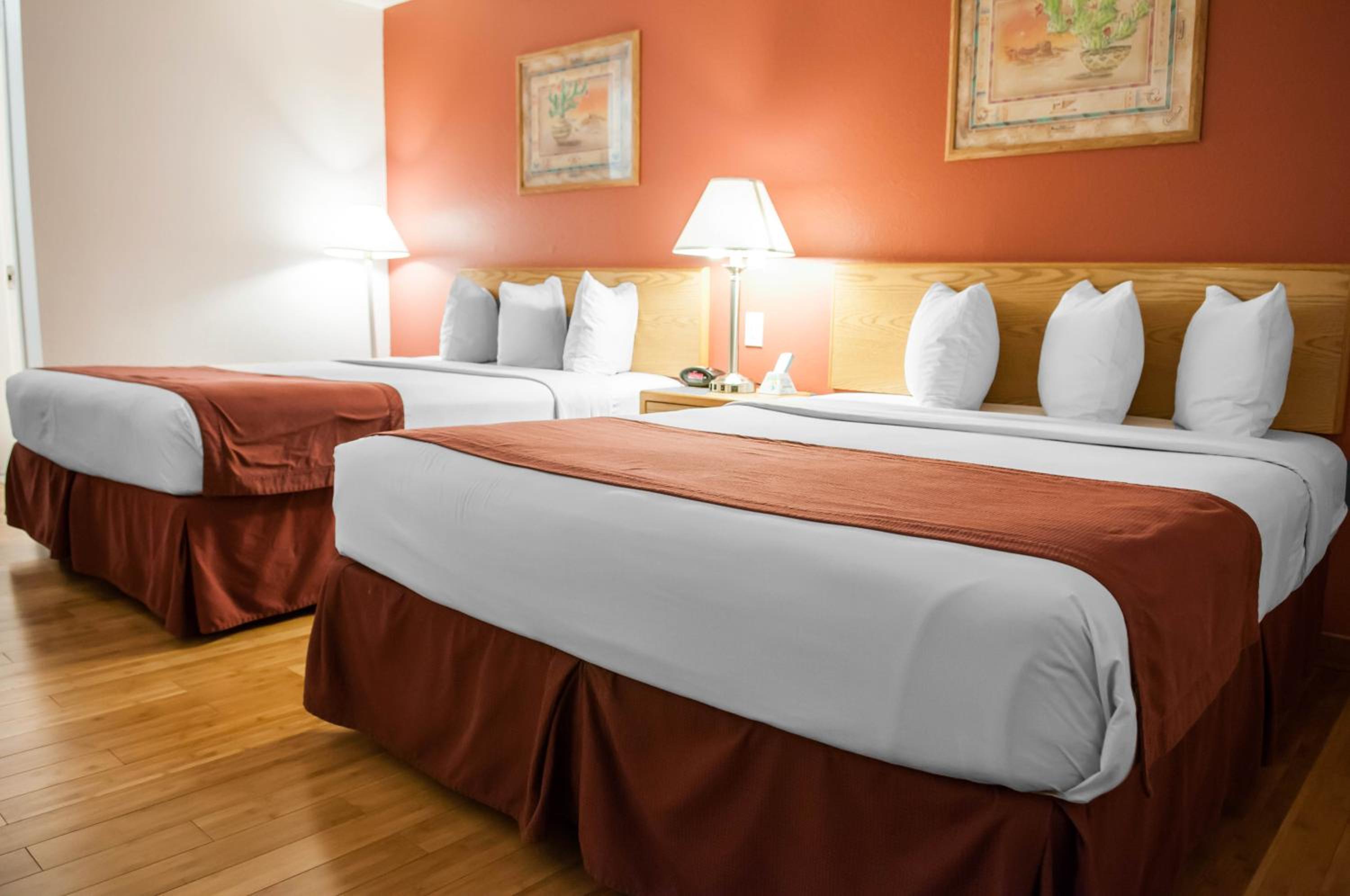 Queen Room with Two Queen Beds - Pet Friendly - Photo 6