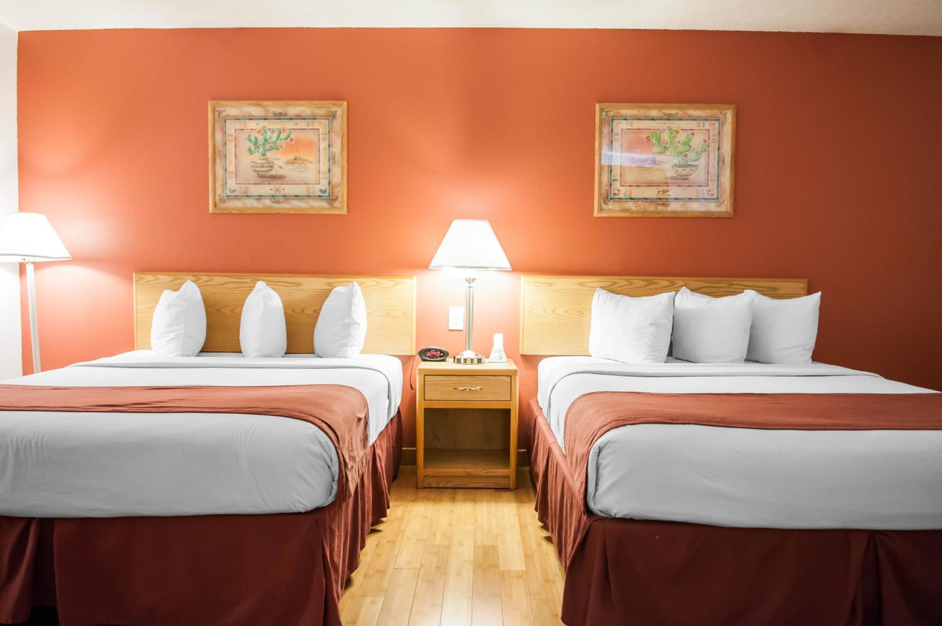 Queen Room with Two Queen Beds - Pet Friendly - Photo 5