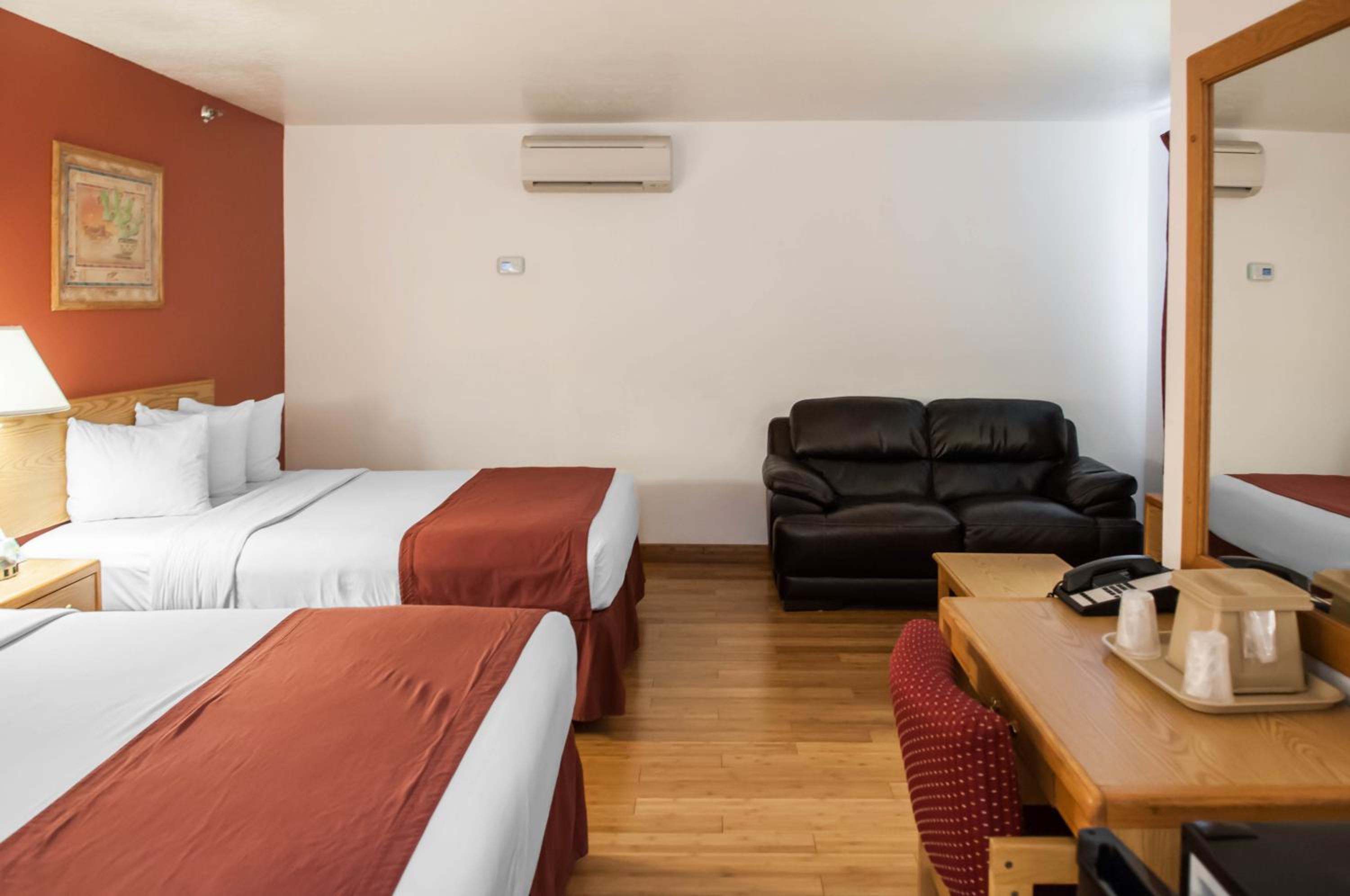 Queen Room with Two Queen Beds - Pet Friendly - Photo 4