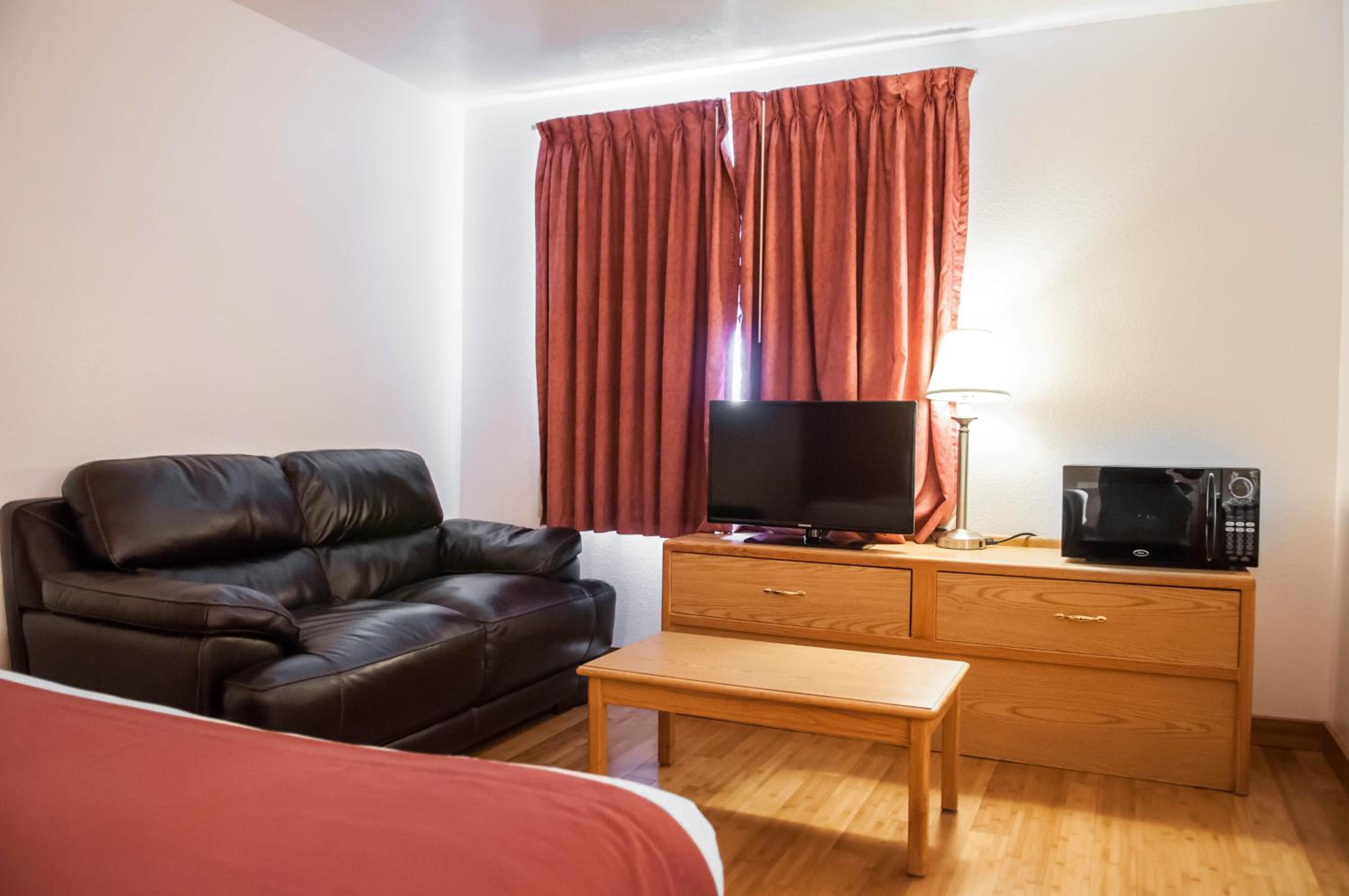 Queen Room with Two Queen Beds - Pet Friendly - Photo 2