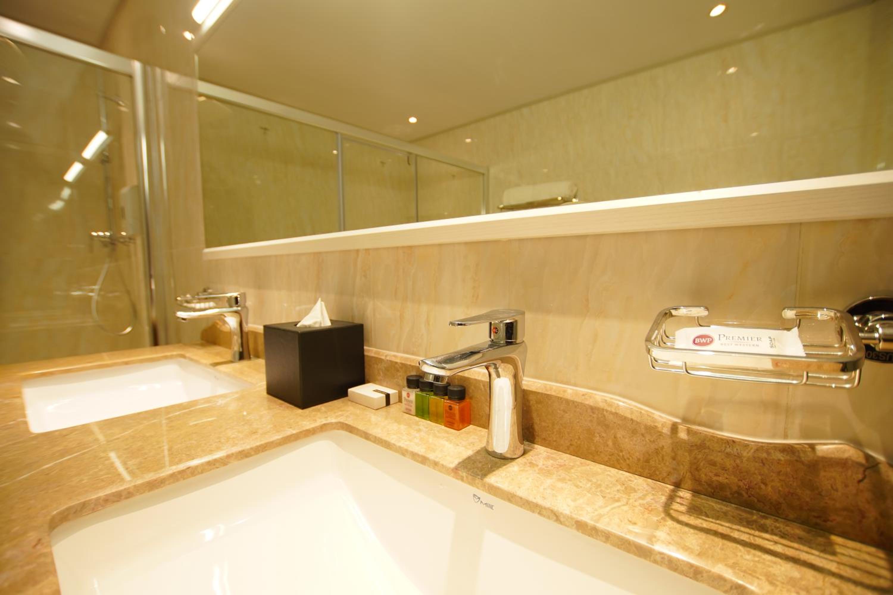 Premier King Suite - Non-Smoking - Photo 3