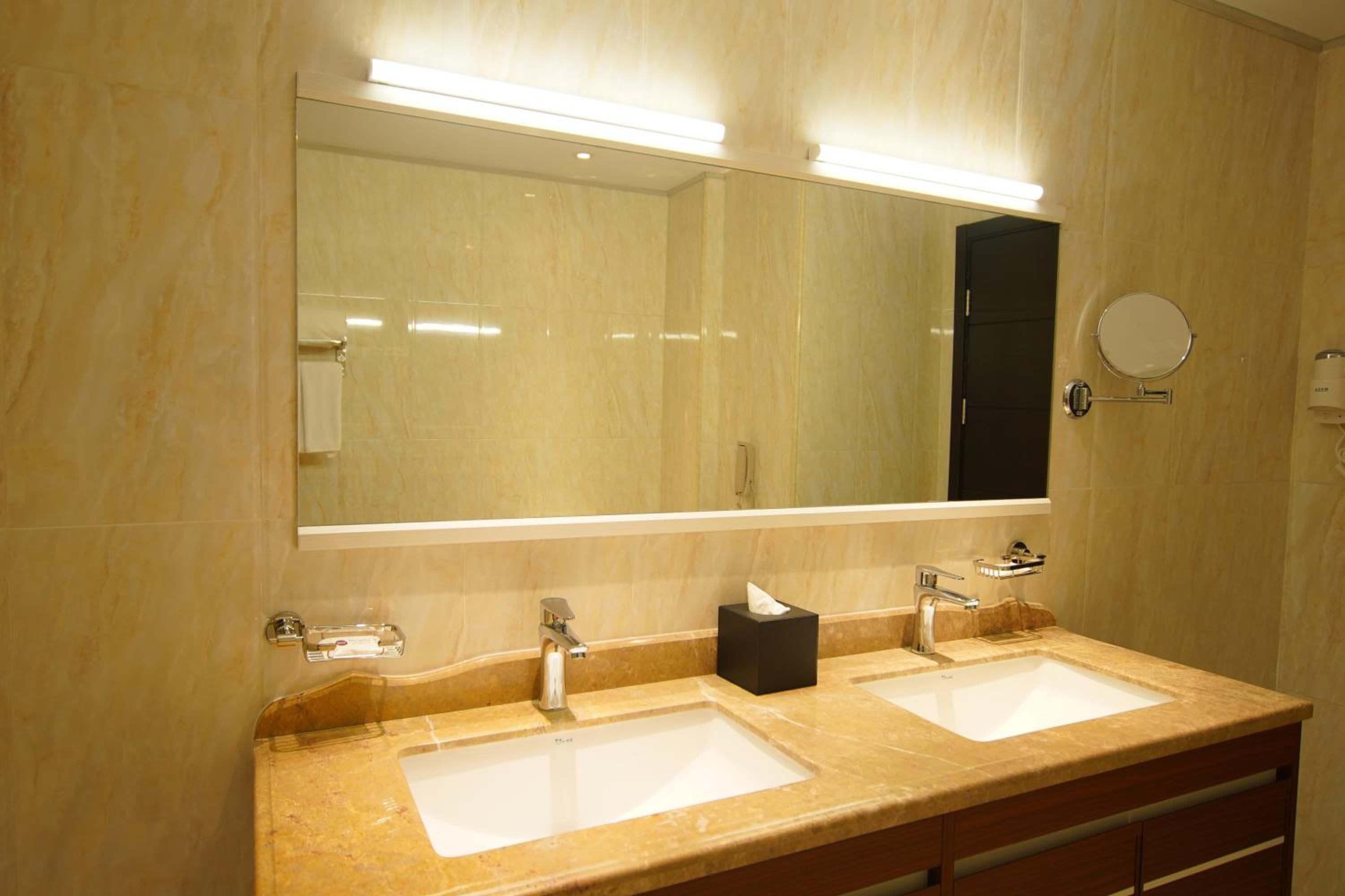 Premier King Suite - Non-Smoking - Photo 4