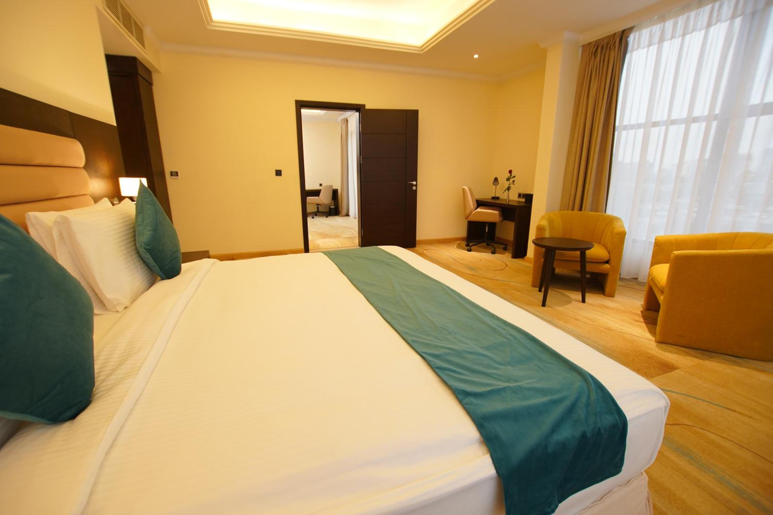 Premier King Suite - Non-Smoking - Photo 1
