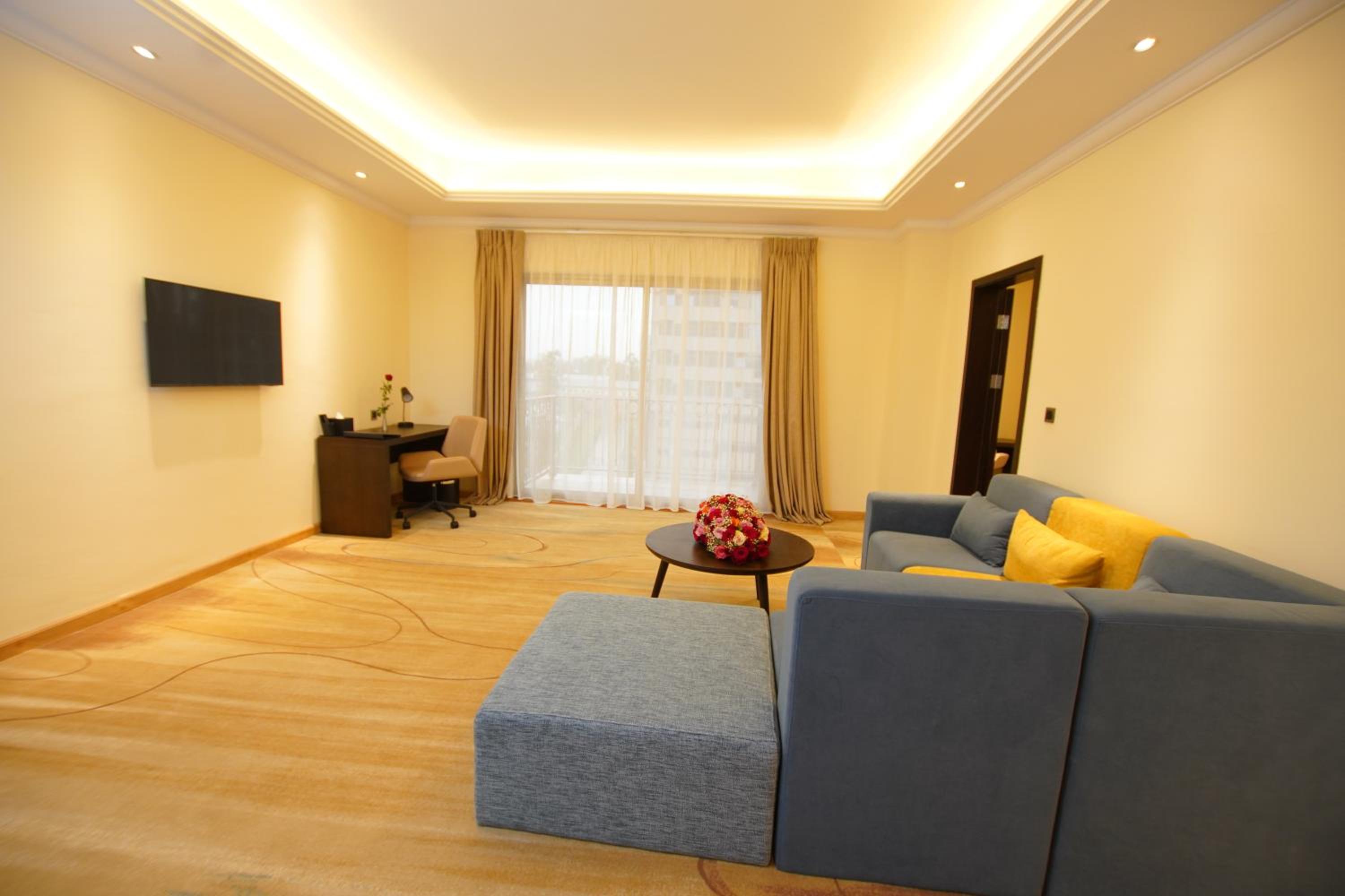Premier King Suite - Non-Smoking - Photo 2
