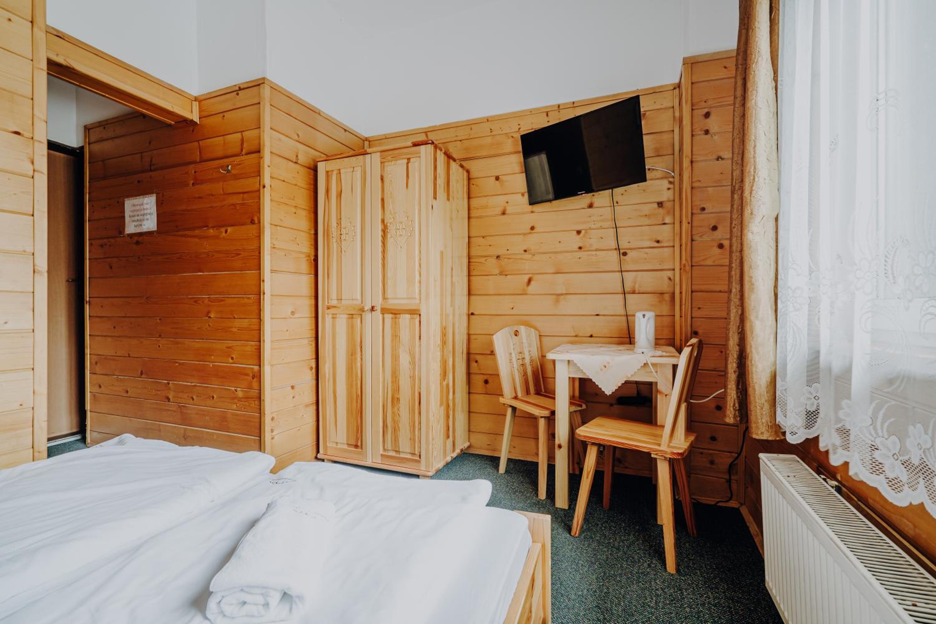 Double Room with Private Bathroom - Photo 9