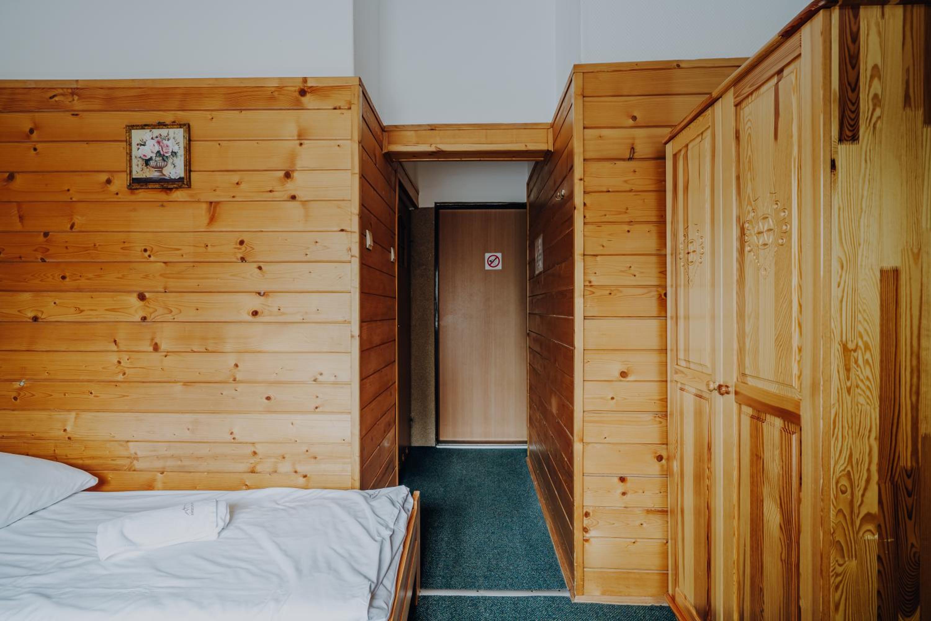 Double Room with Private Bathroom - Photo 2