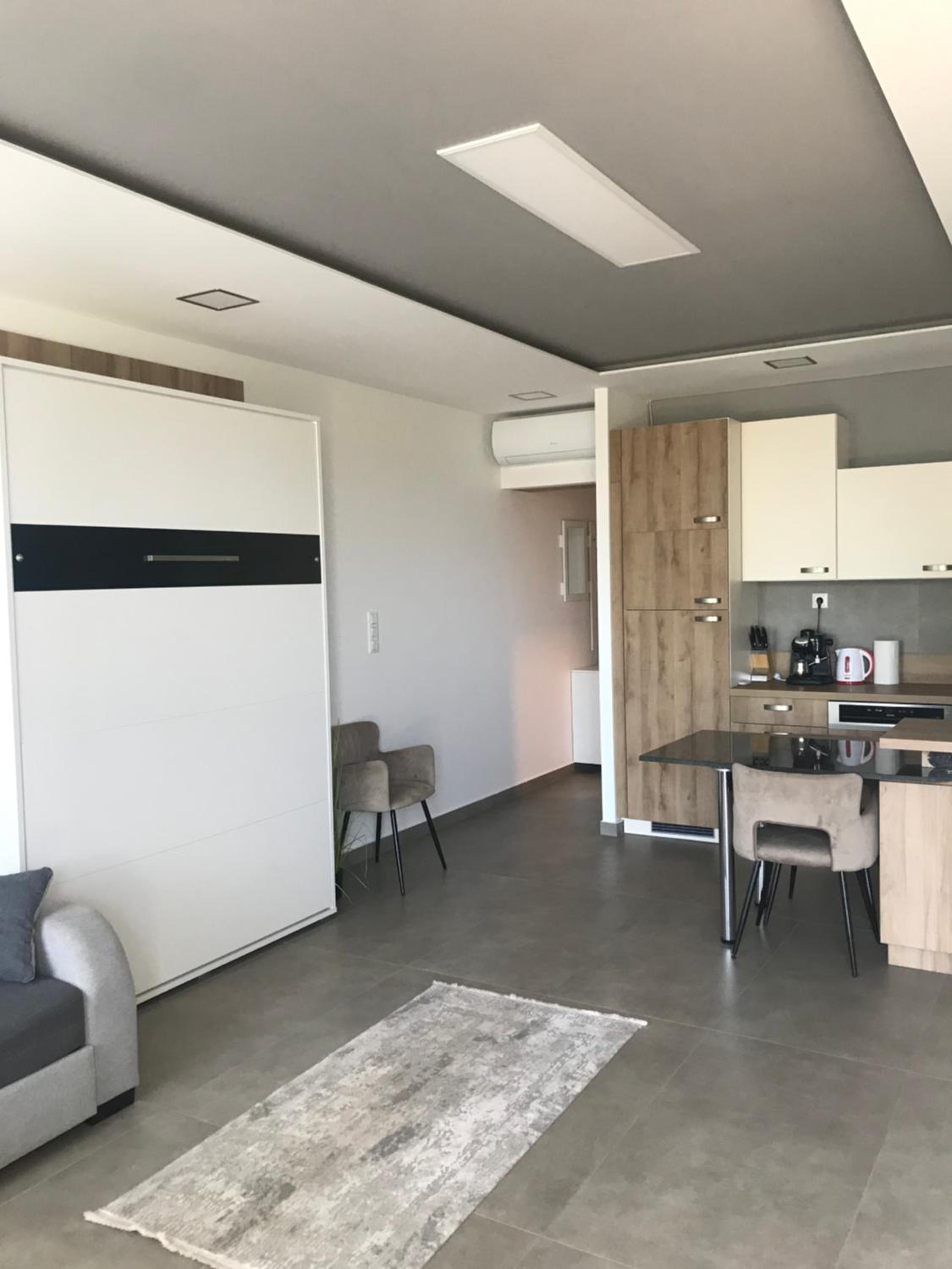 One-Bedroom Apartment photo 1