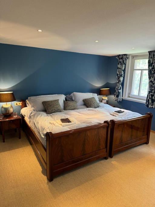 Five-Bedroom House photo 1