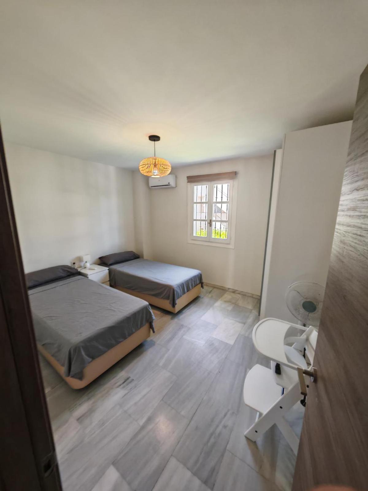 Apartamento de tres habitaciones con balcón