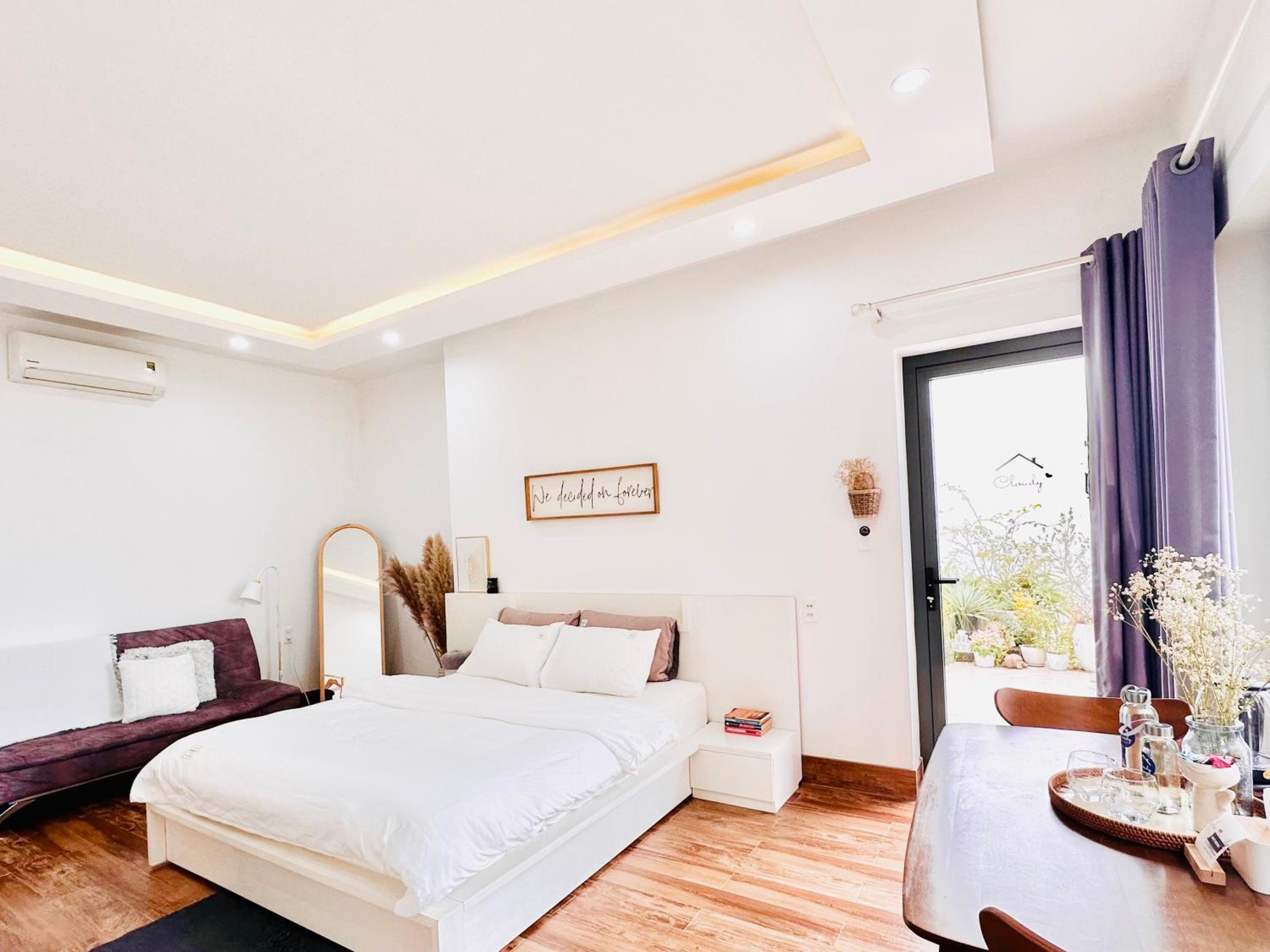 Deluxe Double Room with Balcony - Photo 4