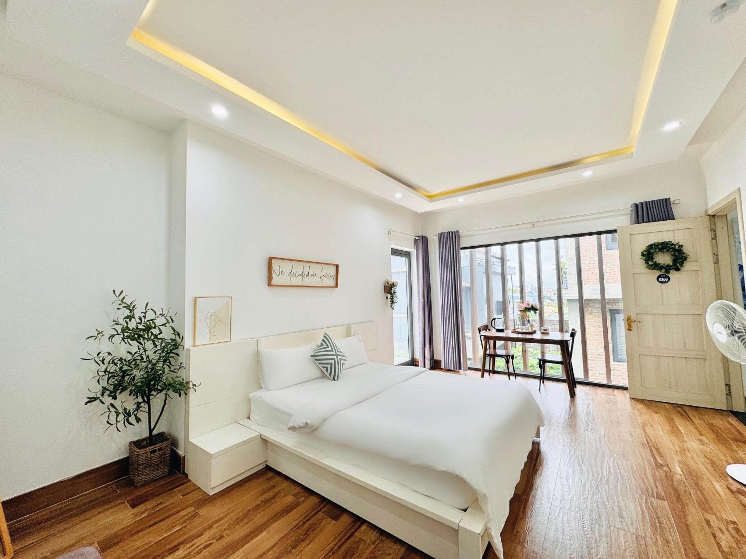 Deluxe Double Room with Balcony - Photo 6