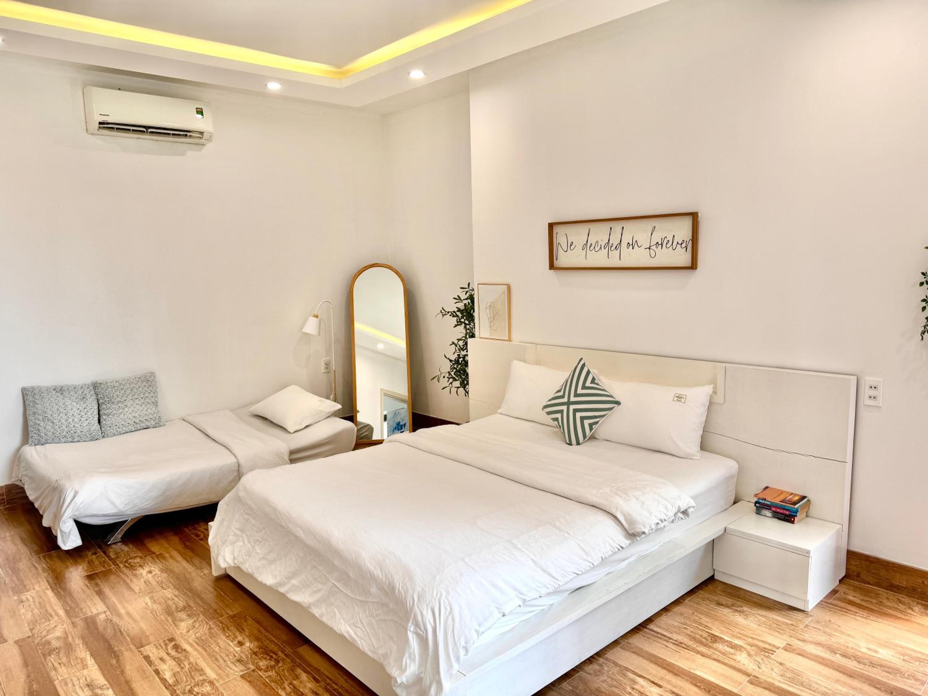 Deluxe Double Room with Balcony - Photo 10