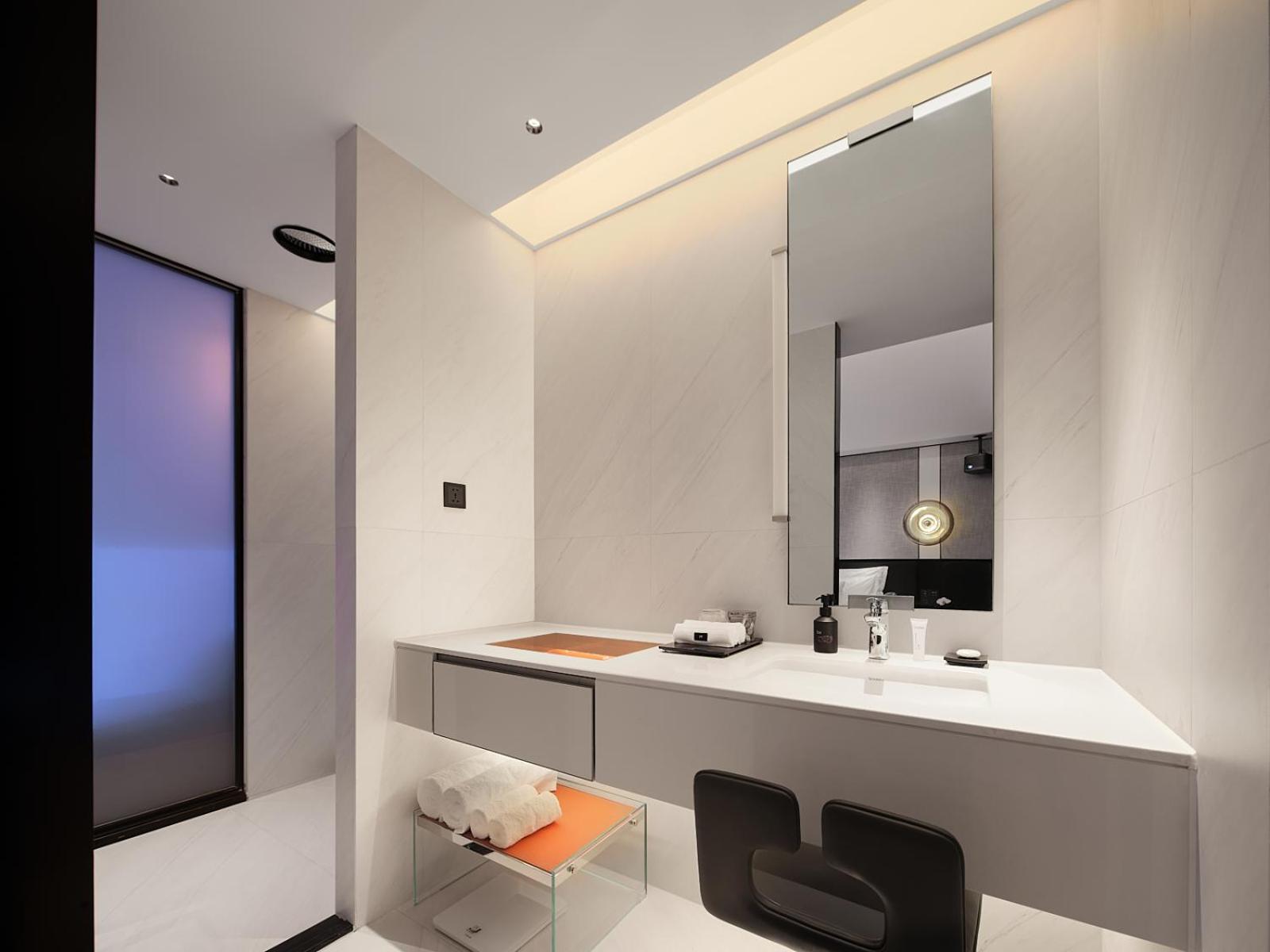 Dawn Tower-River View King Room - Oversize bathtub photo 2