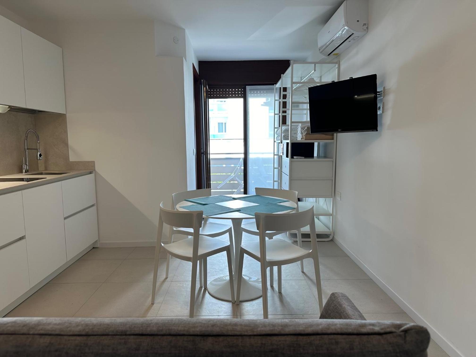 Studio with Balcony - Photo 9