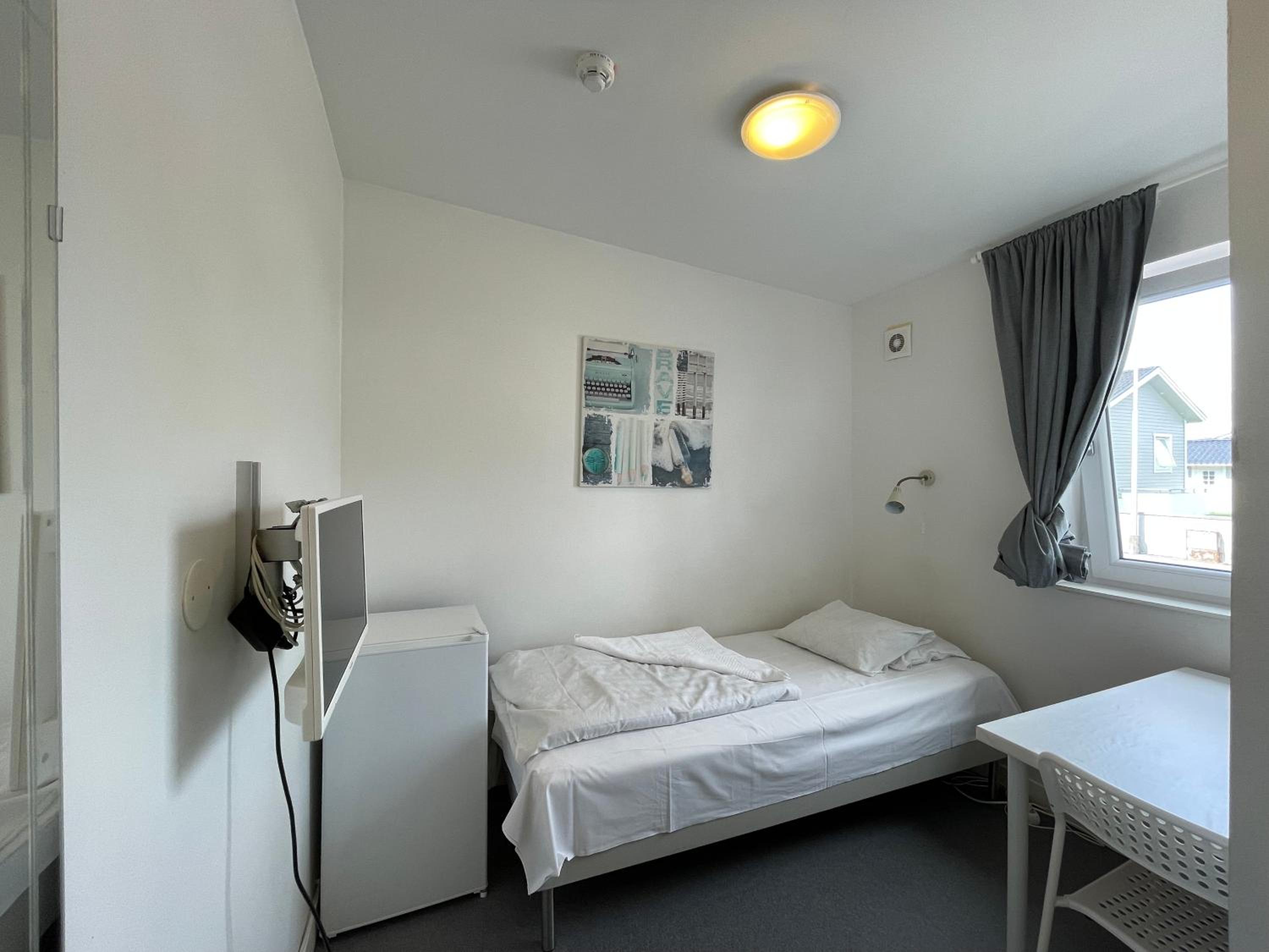 Single Room with Private Bathroom photo 2