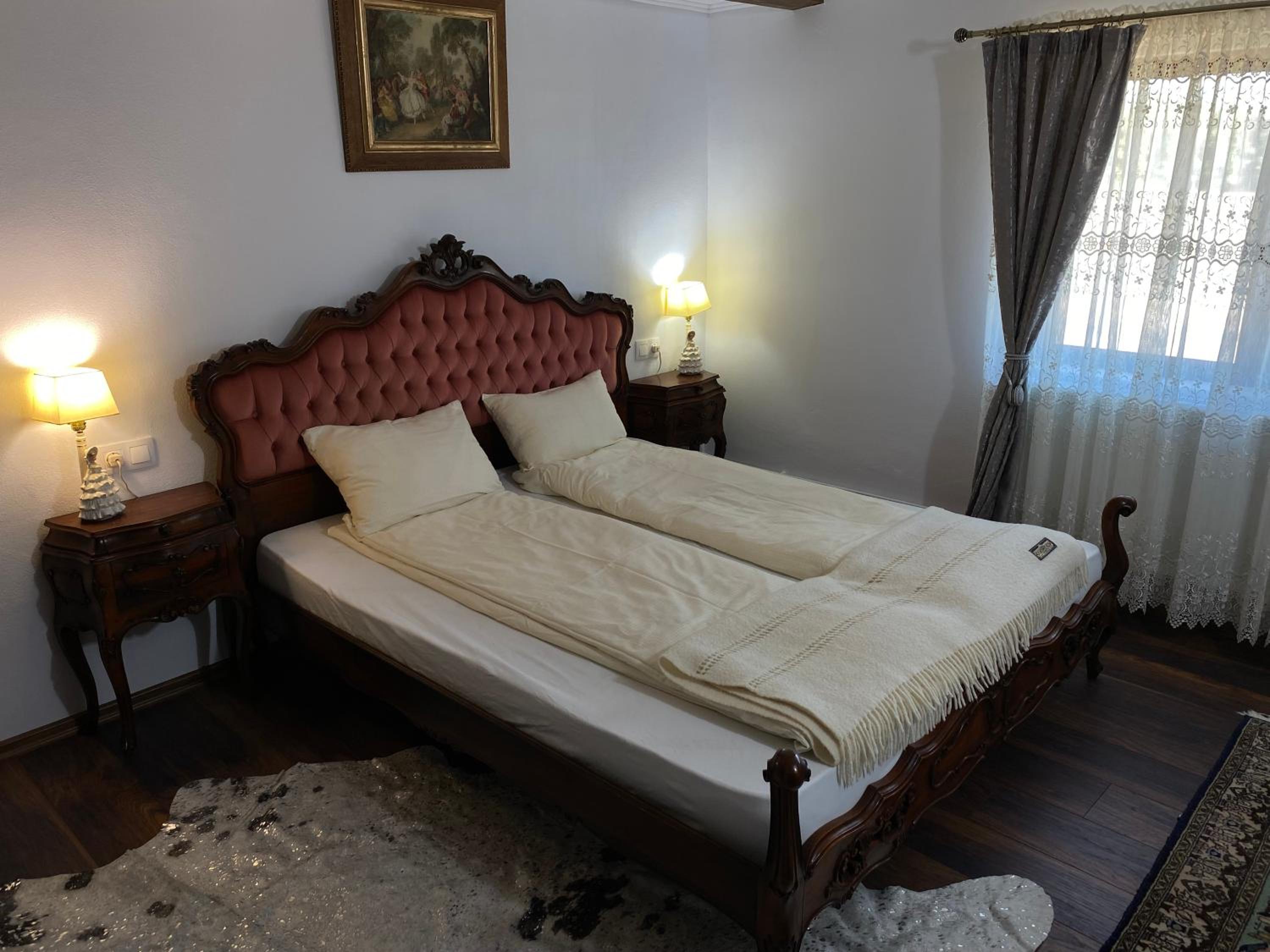 Five-Bedroom House photo 1
