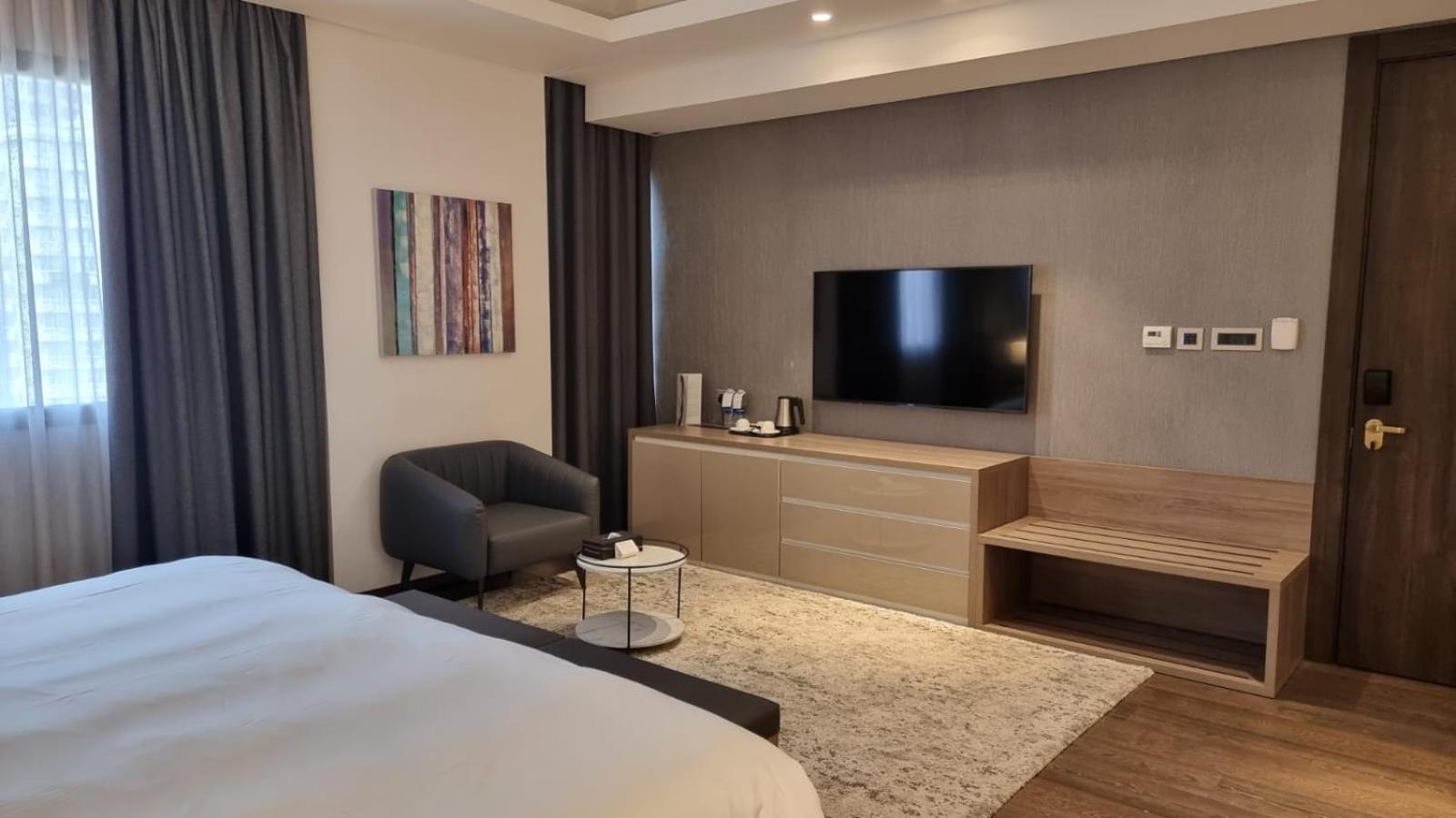 Deluxe King Room - Photo 4