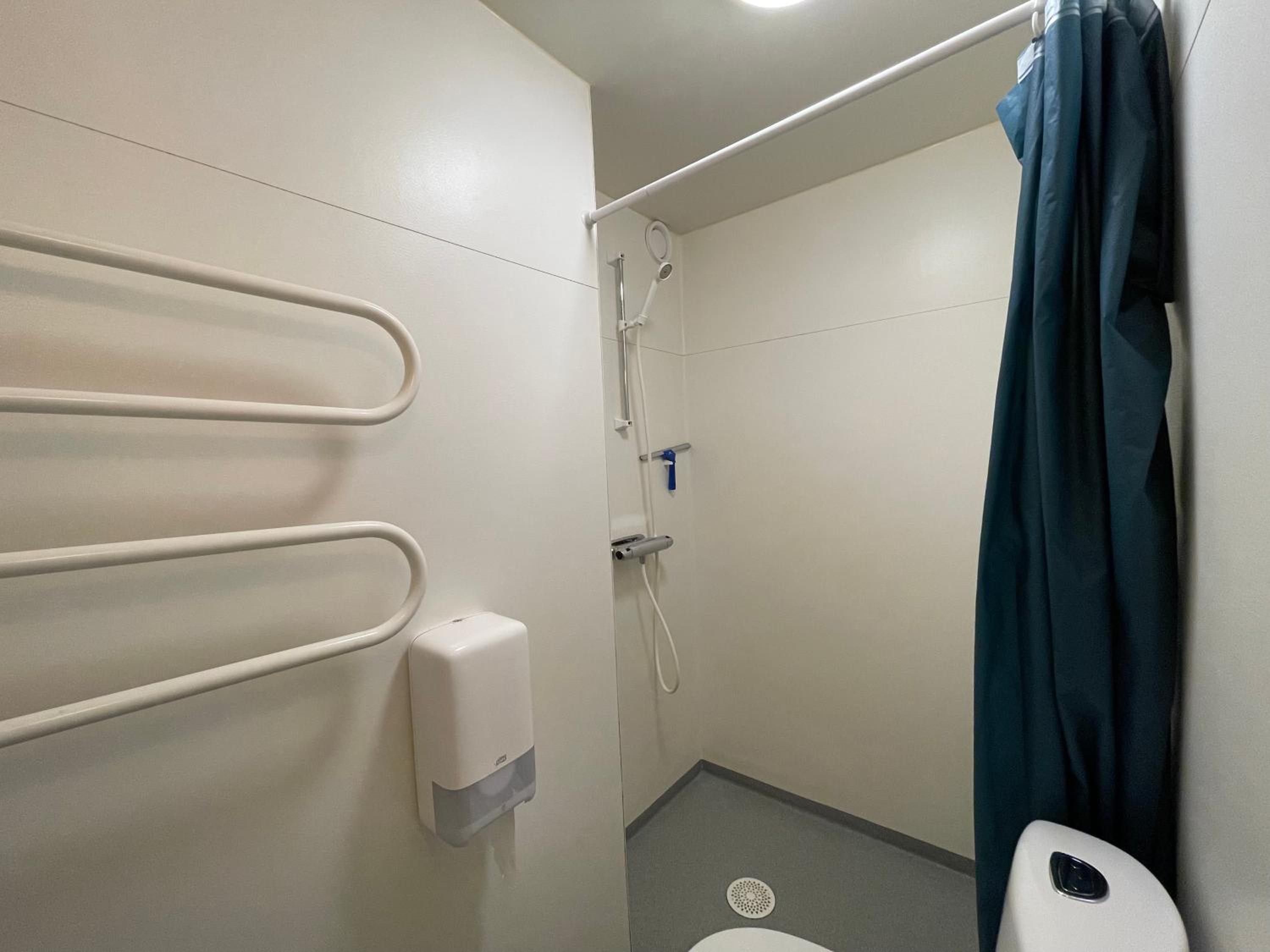Twin Room with Private Bathroom - Photo 3
