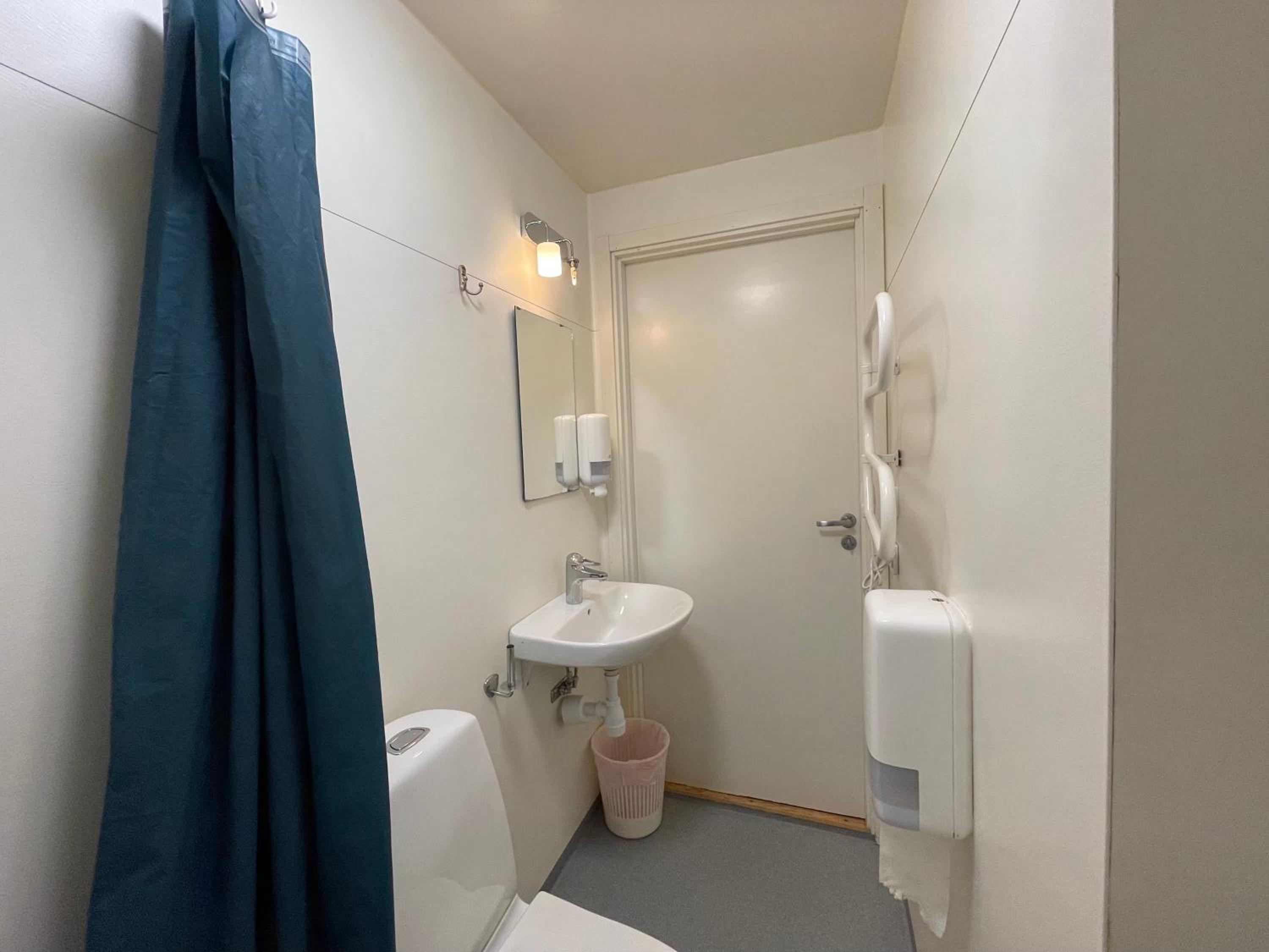 Twin Room with Private Bathroom - Photo 4