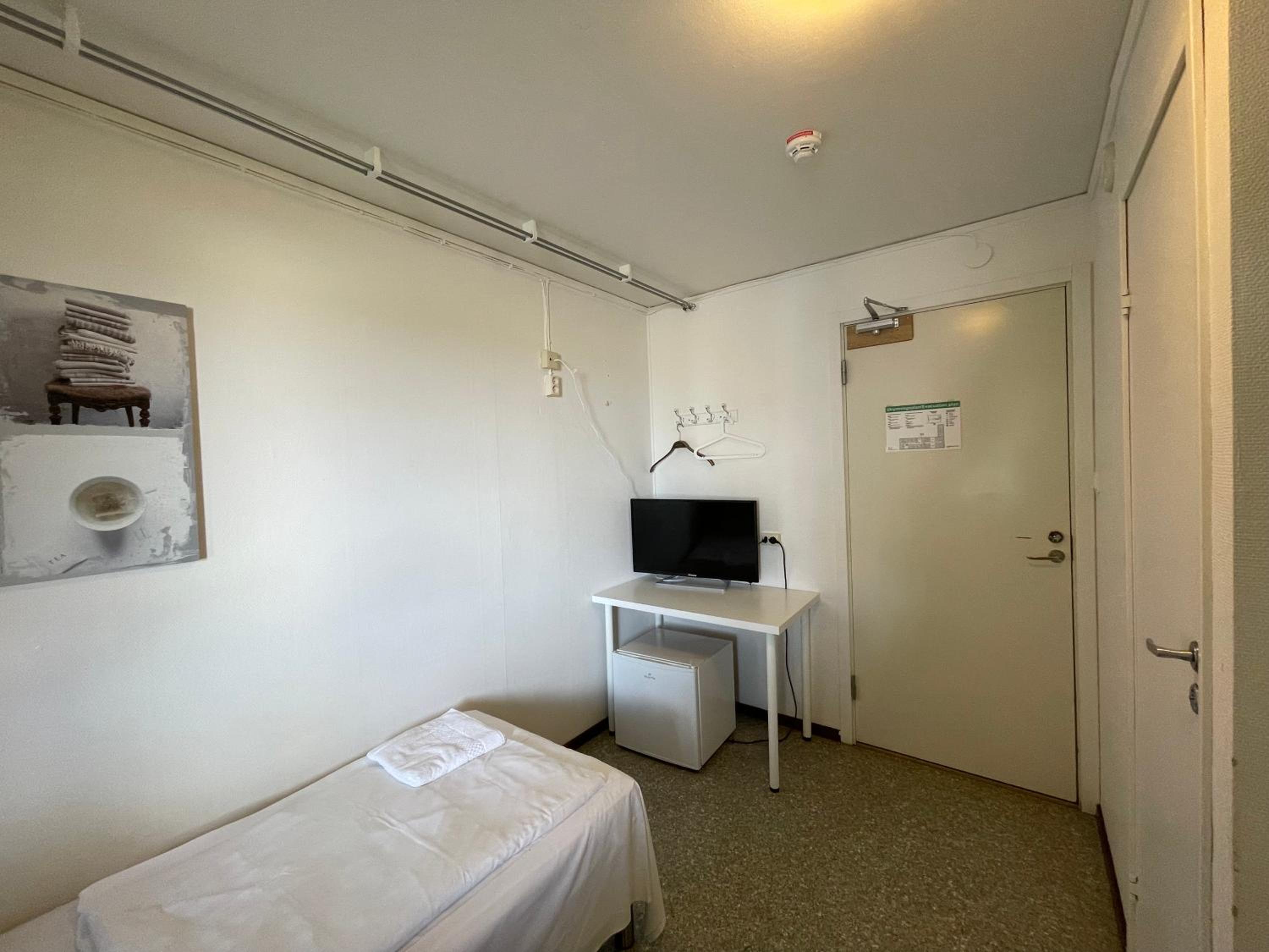 Budget Twin Room with Toilet - Photo 2