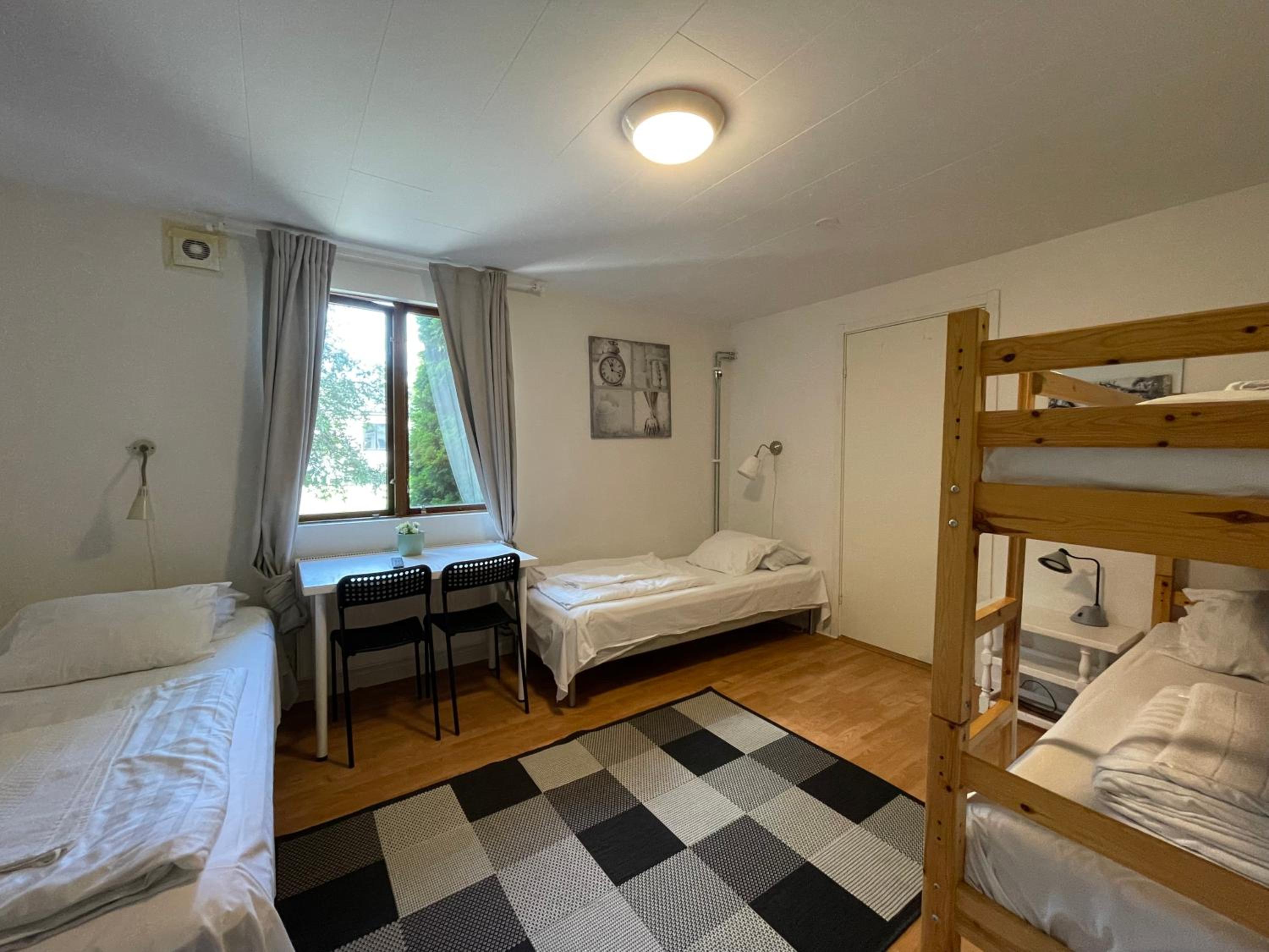 Quadruple Room with Private Bathroom - Photo 2