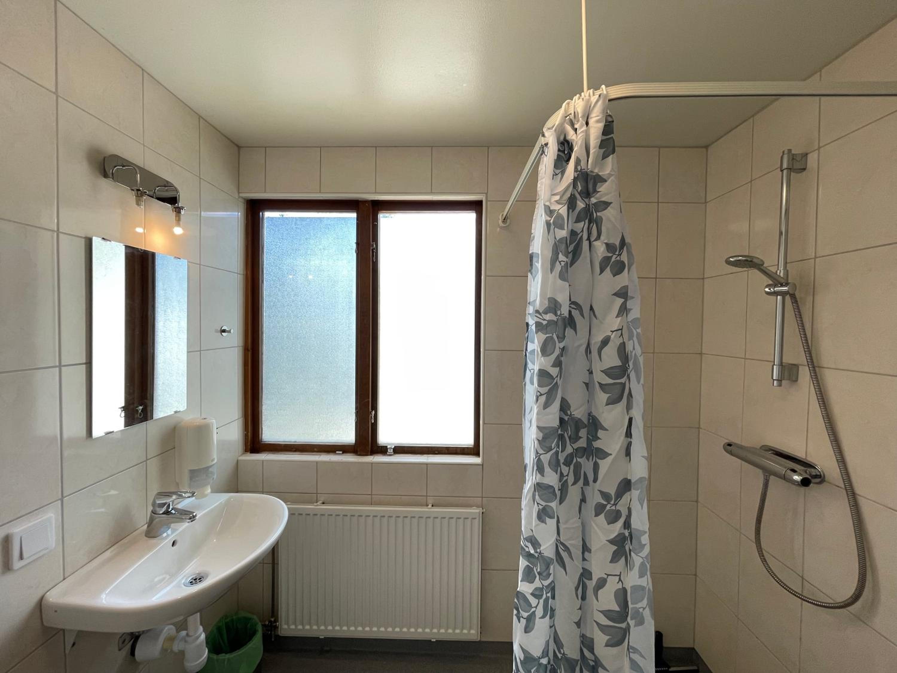 Quadruple Room with Private Bathroom - Photo 4