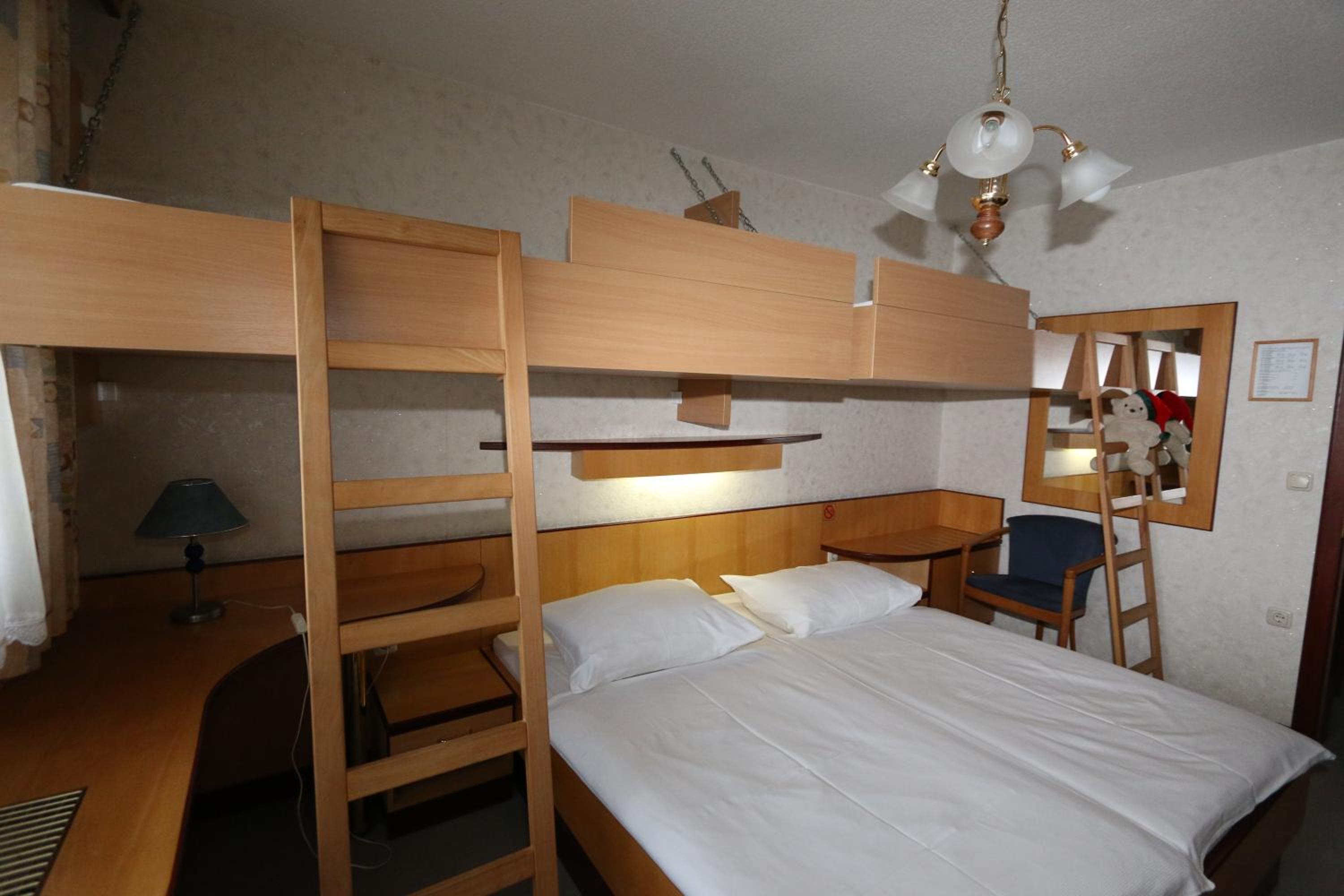 Quadruple Room with Bathroom - Photo 1