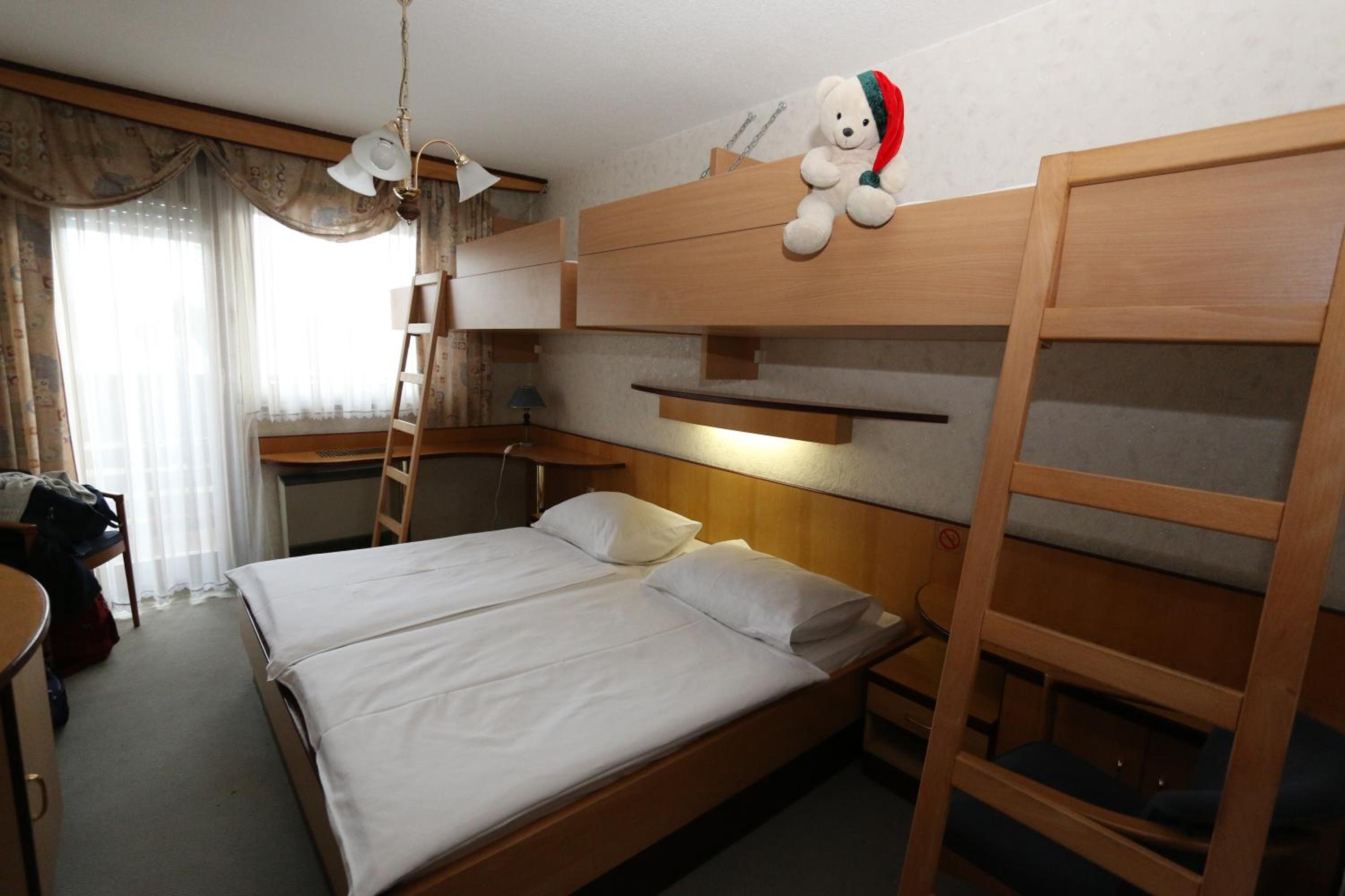 Quadruple Room with Bathroom - Photo 3