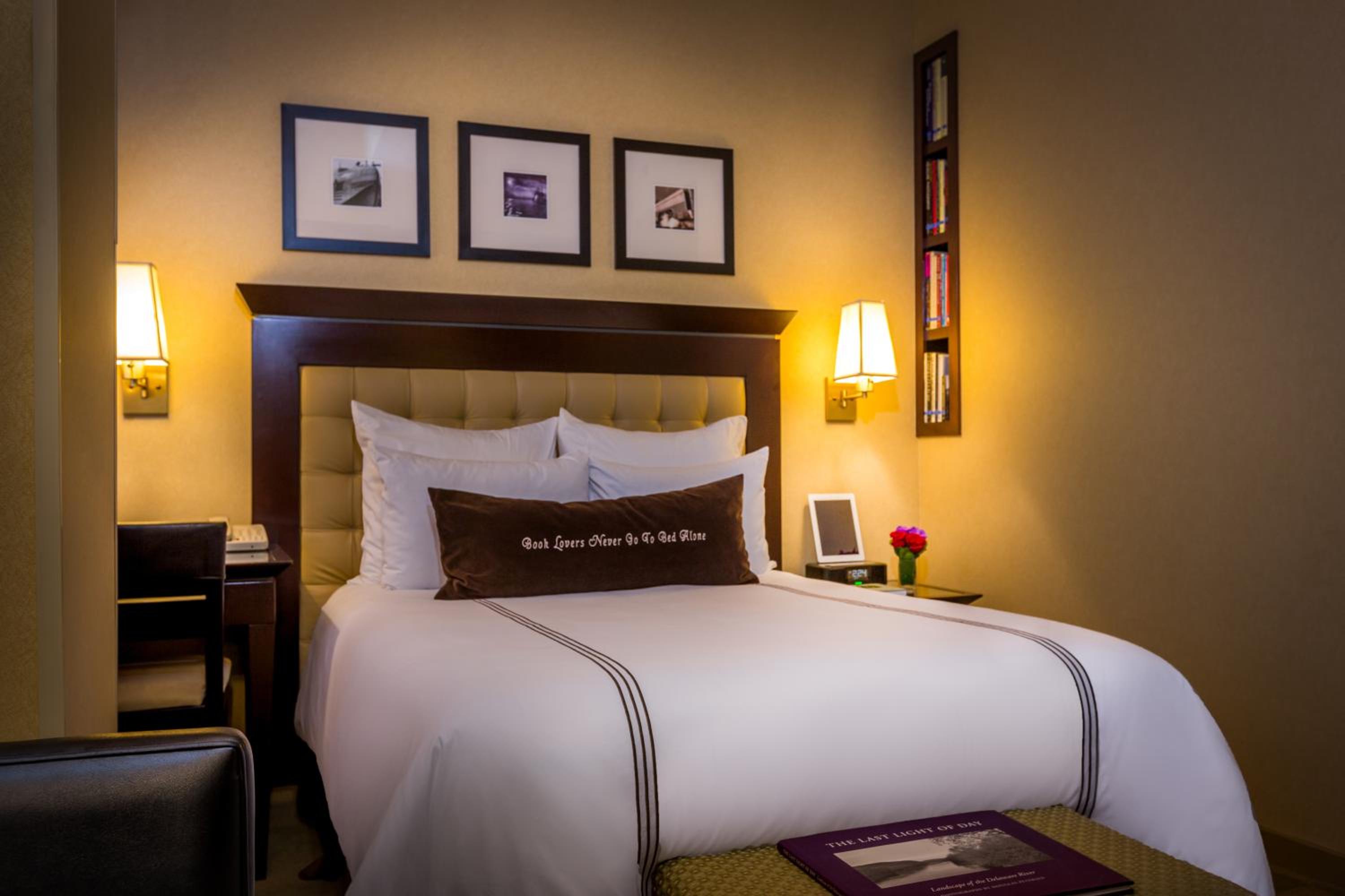 Petite Room with One Full Bed photo 2