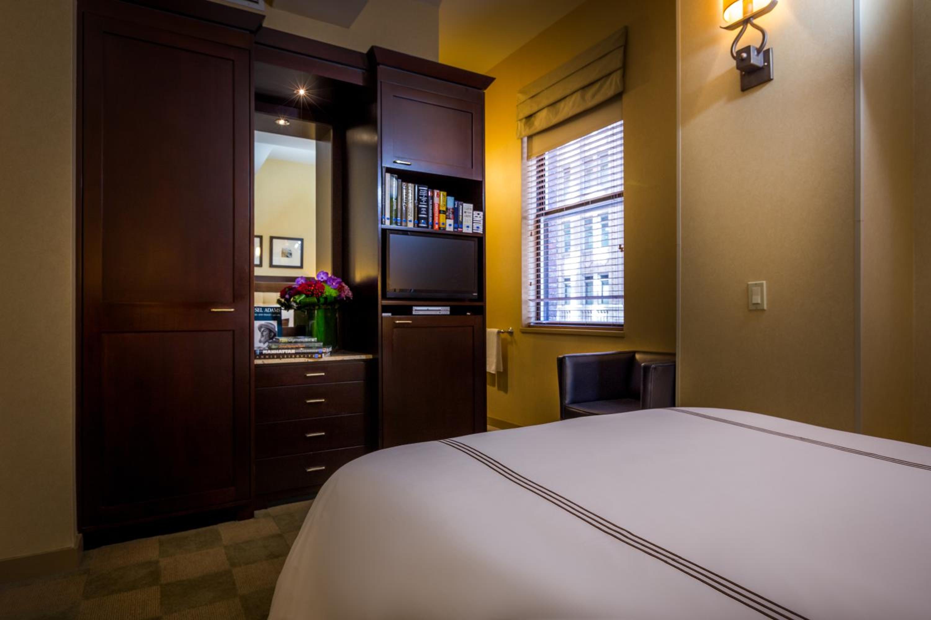 Petite Room with One Full Bed photo 2