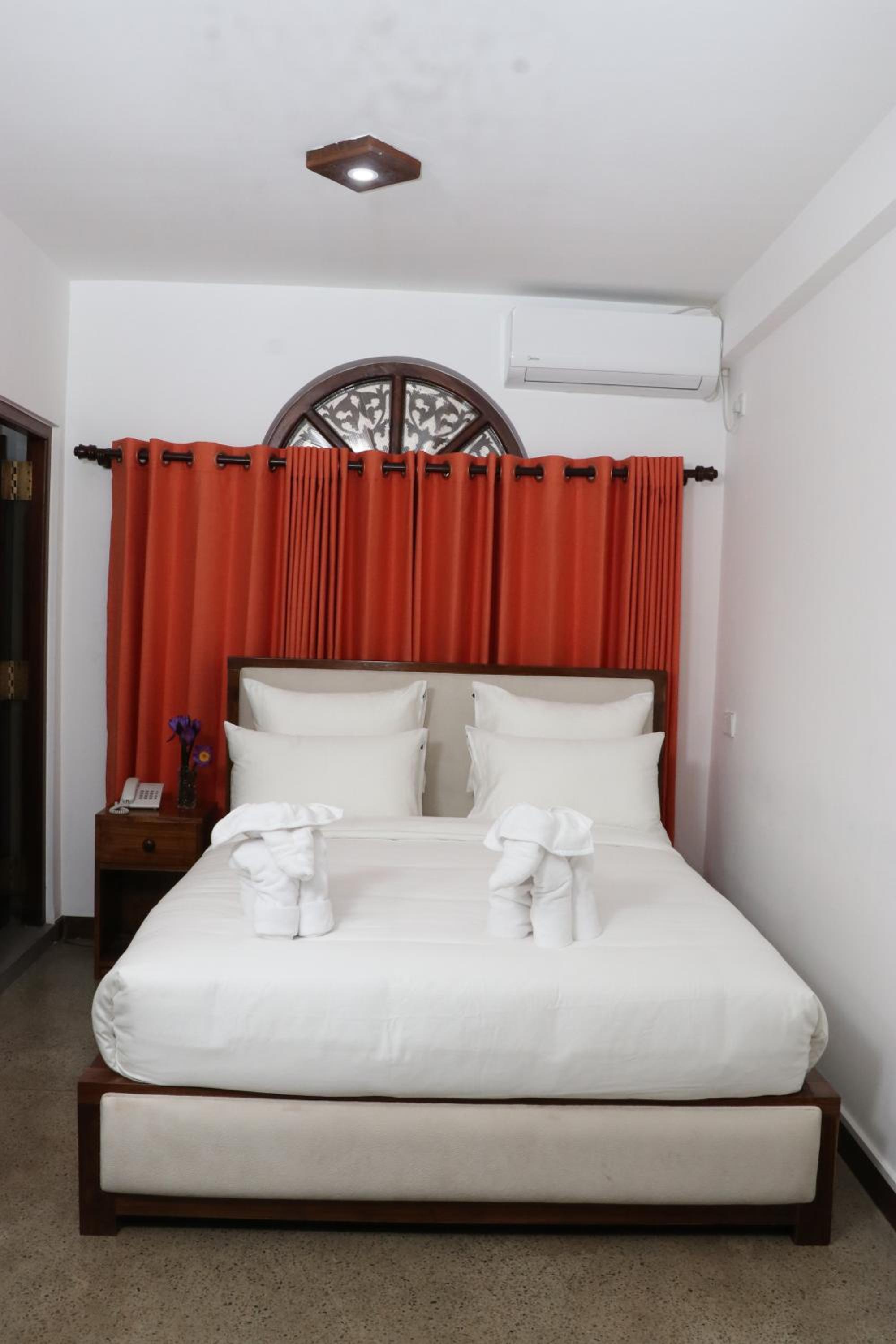 Deluxe Double Room (2 Adults + 1 Child)