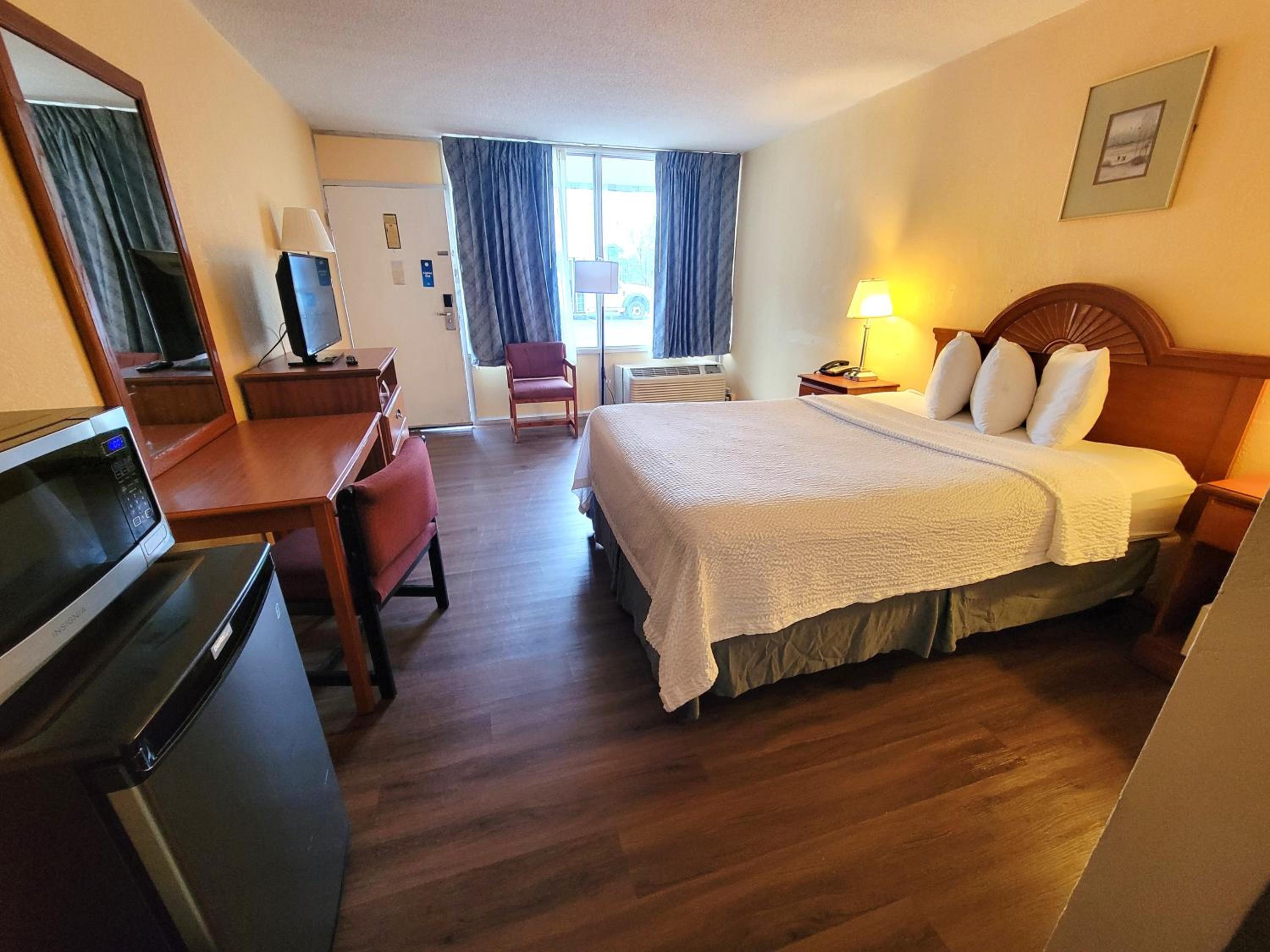 Queen Room - Non-Smoking - Photo 2