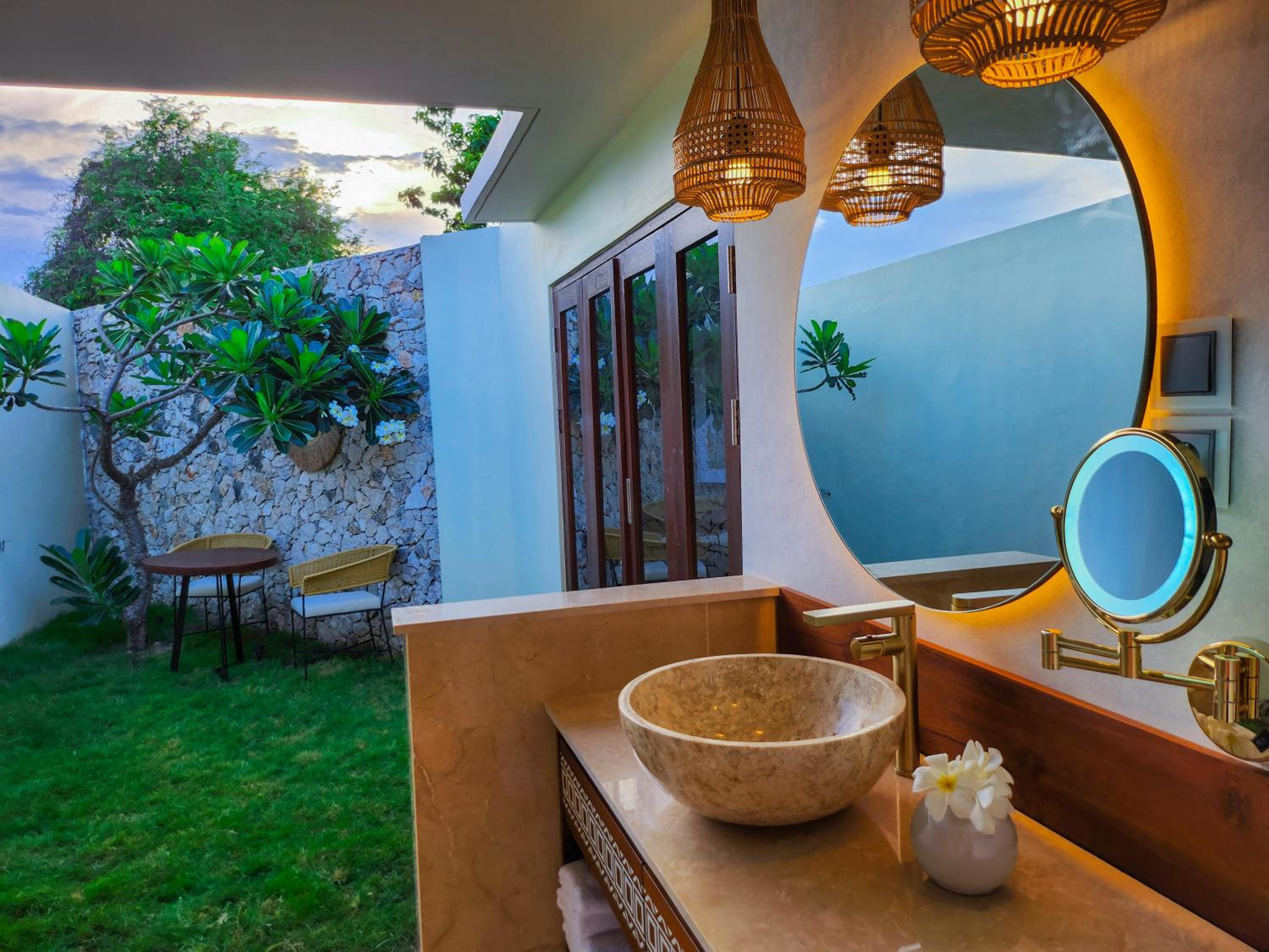 One Bedroom Ocean Front Villa - Photo 2