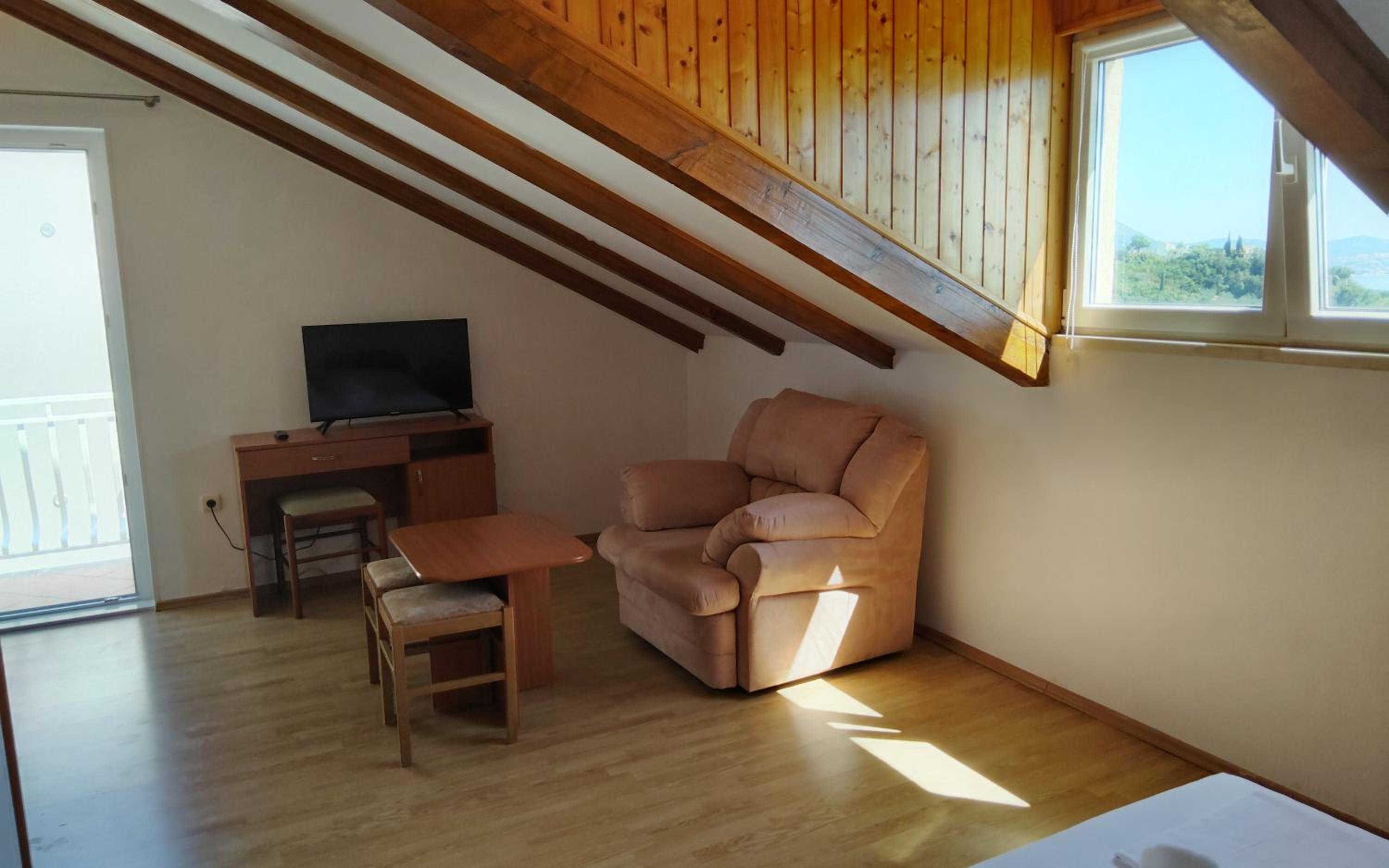 Two-Bedroom Apartment with Balcony and Sea View photo 3