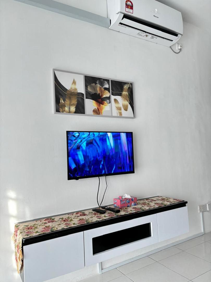 Three-Bedroom House photo 2