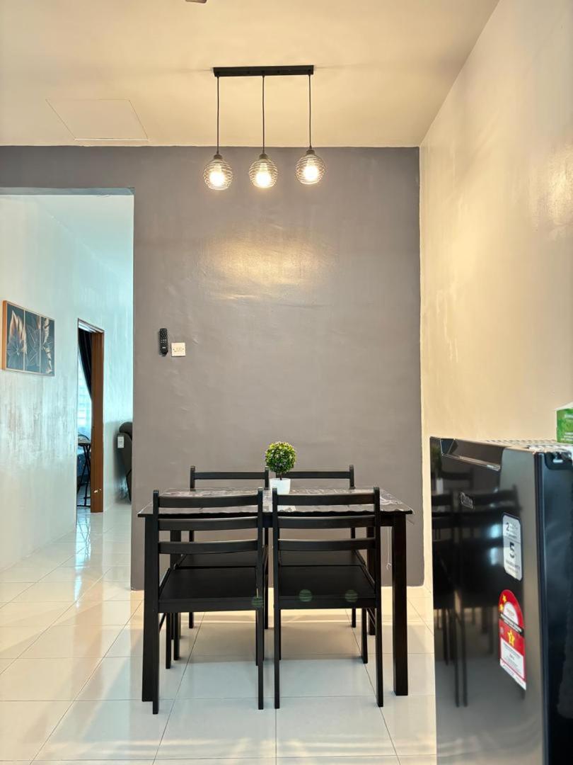 Three-Bedroom House photo 3