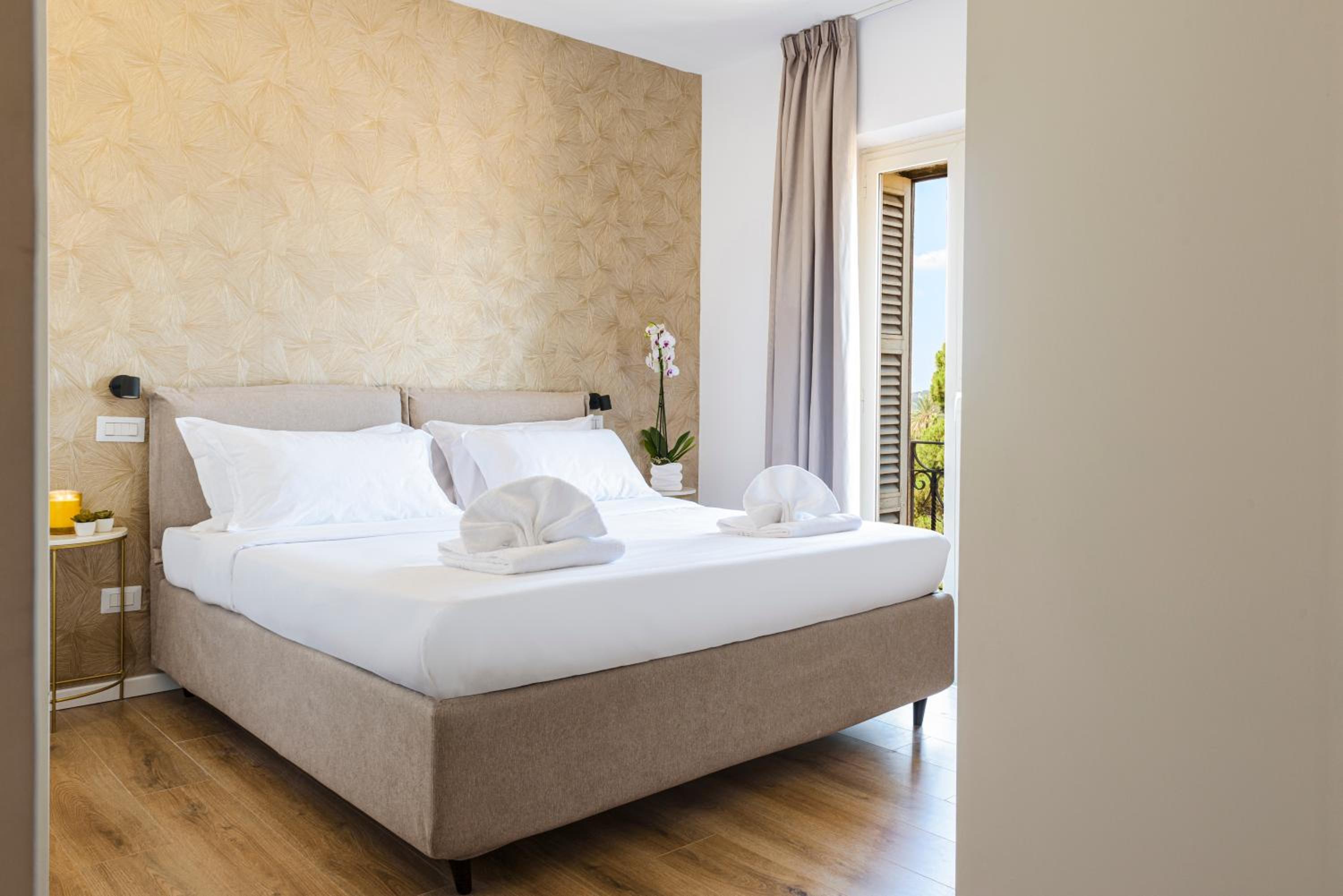 Superior Double Room  with Colosseum View photo 2