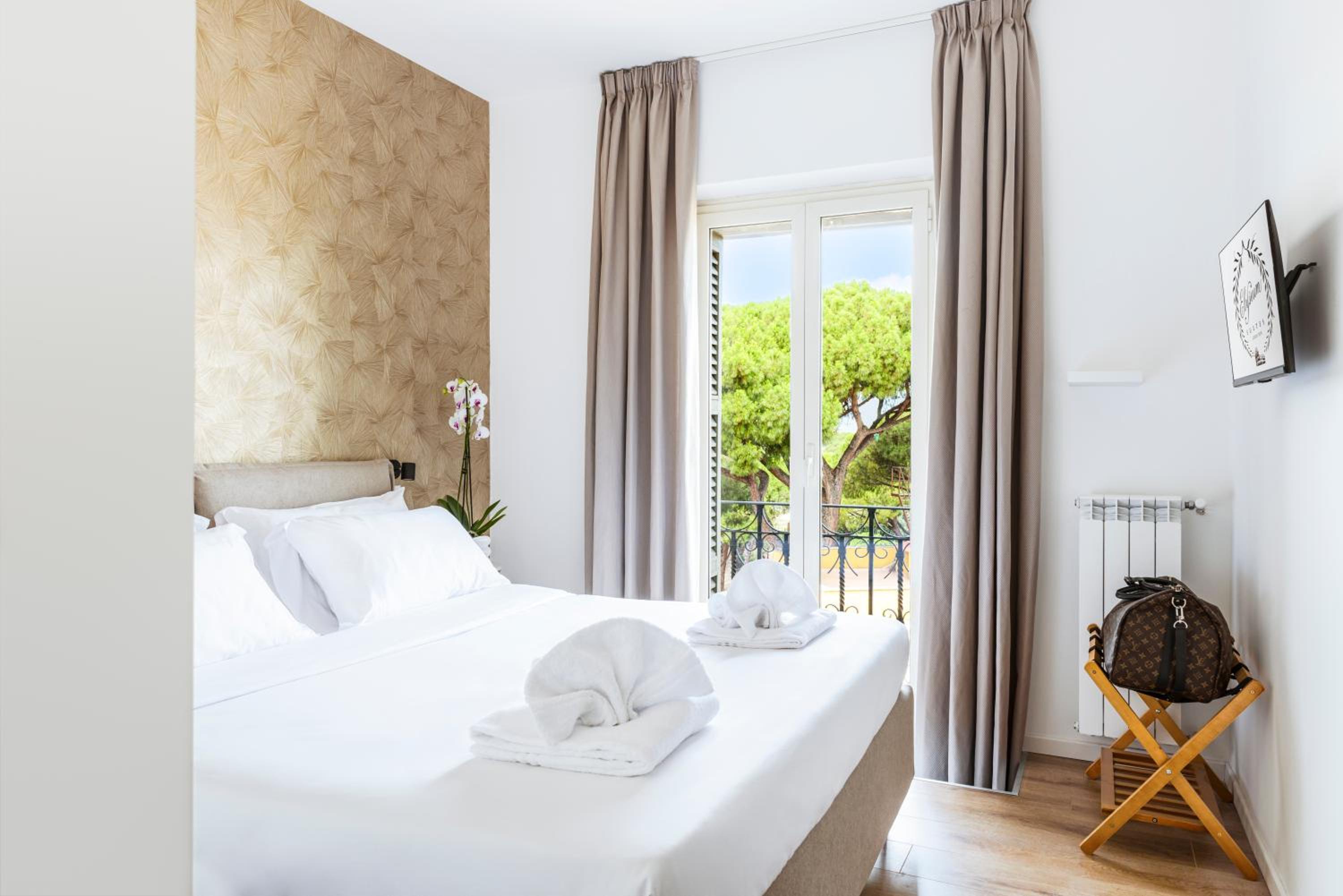 Superior Double Room  with Colosseum View photo 3